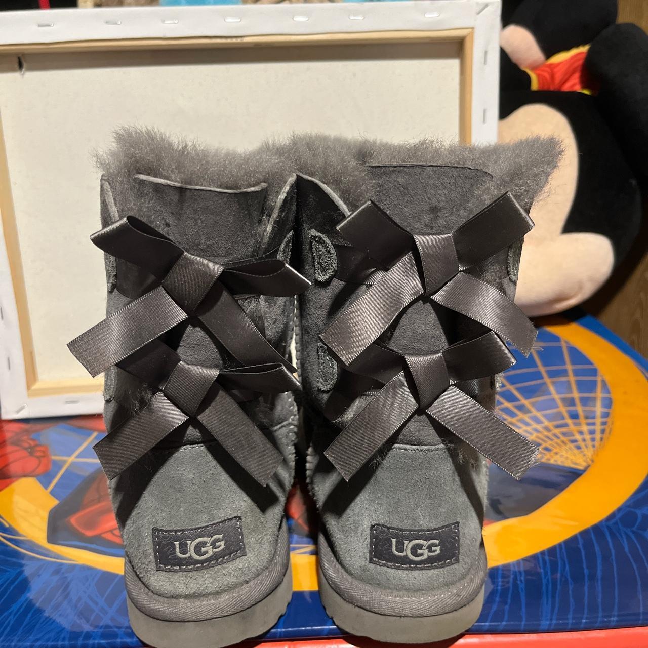 Women’s size 6 gray uggs with bows in back In very... Depop
