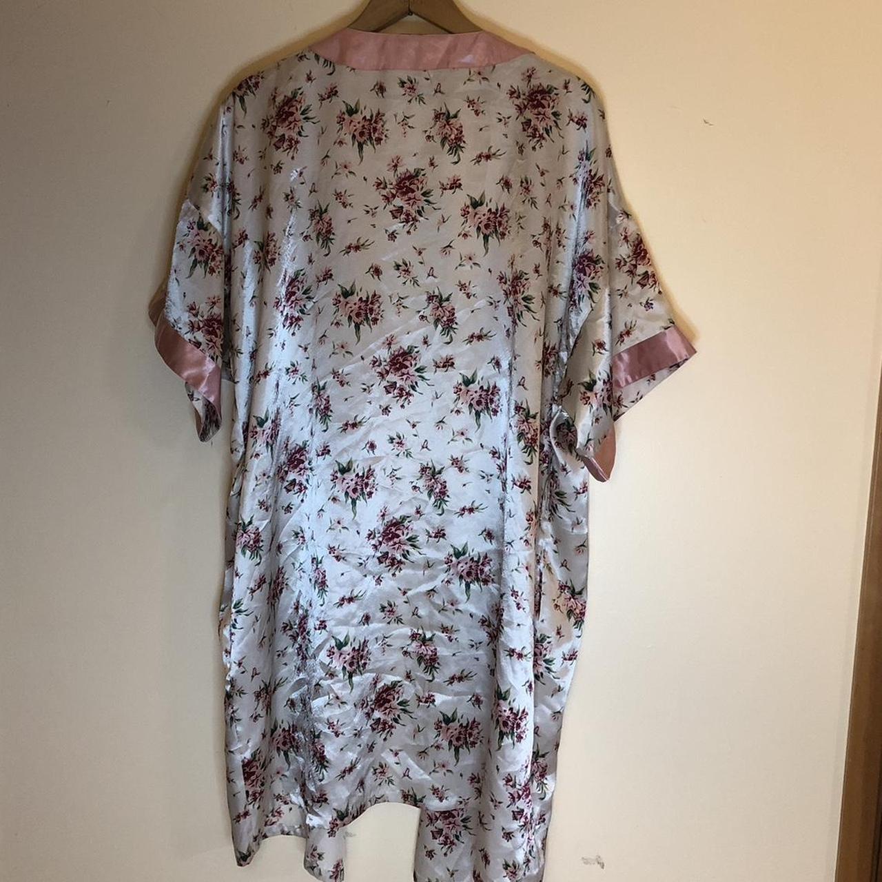 HASTING AND SMITH VINTAGE SILK ROBE GOOD... - Depop