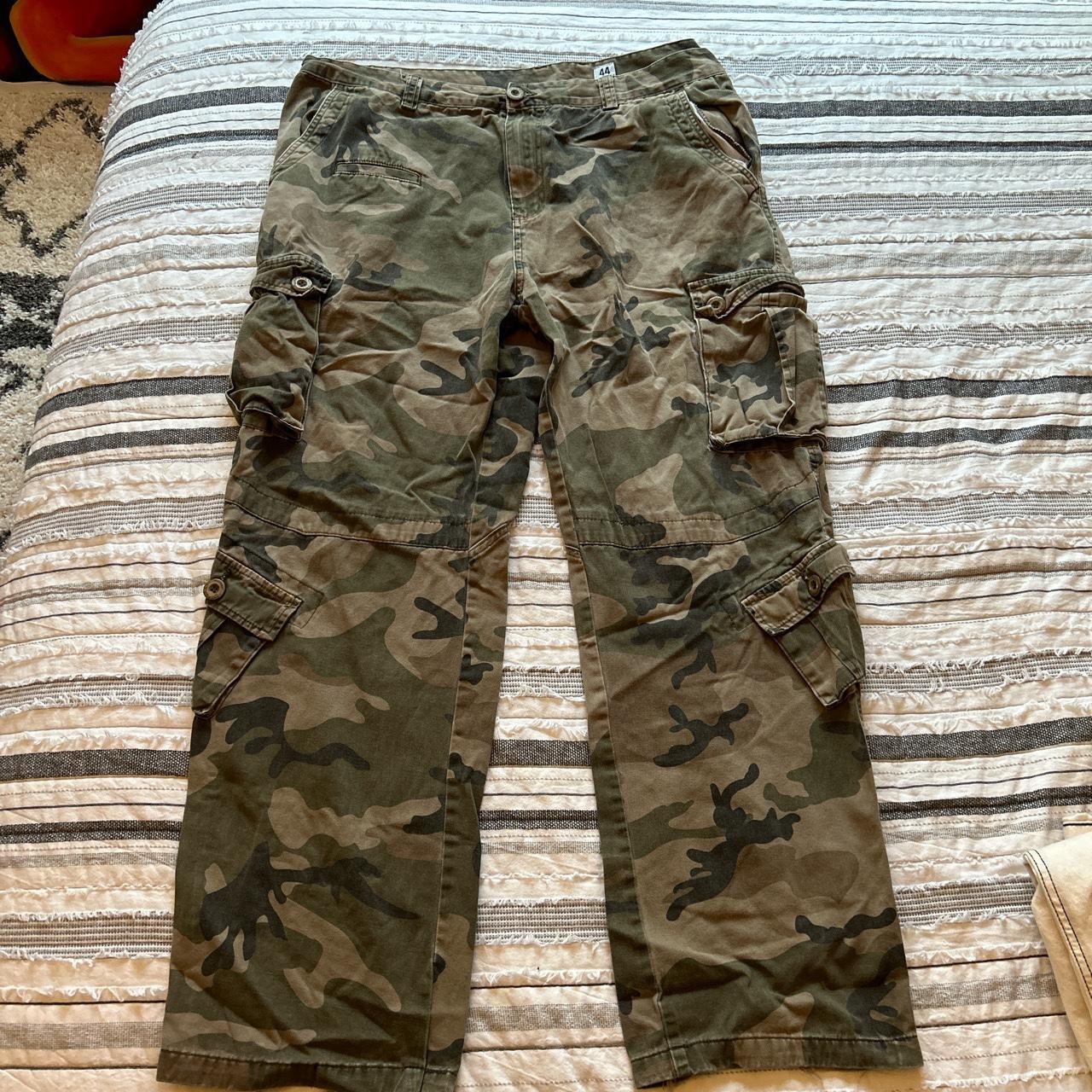 Camo cargo pants 🤎🖤💚 -no rips, stains, or flaws... - Depop