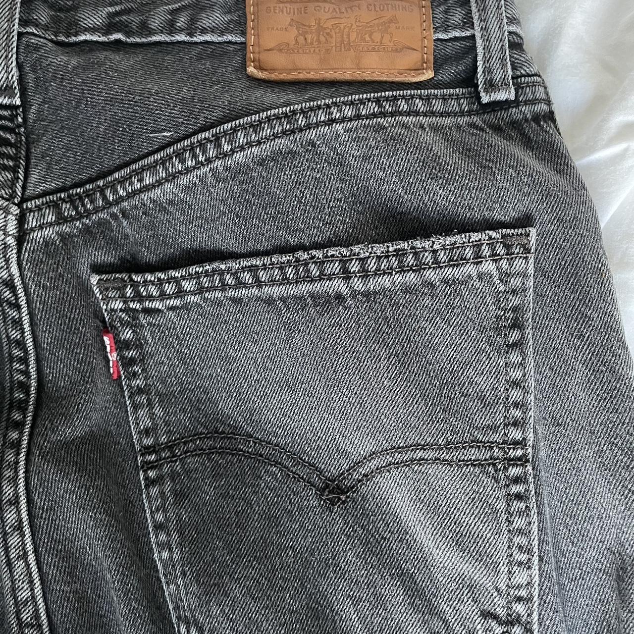 Levi's Women's Black and Grey Jeans Depop