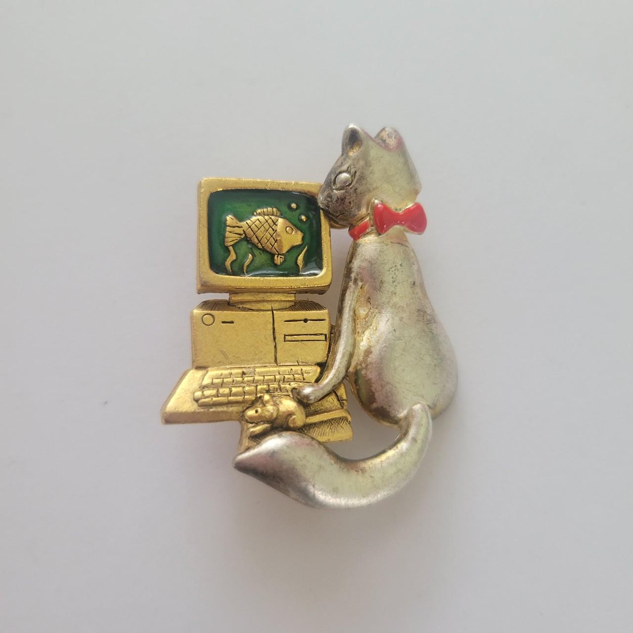 Vintage Dinecraft brooch cat watching computer... - Depop