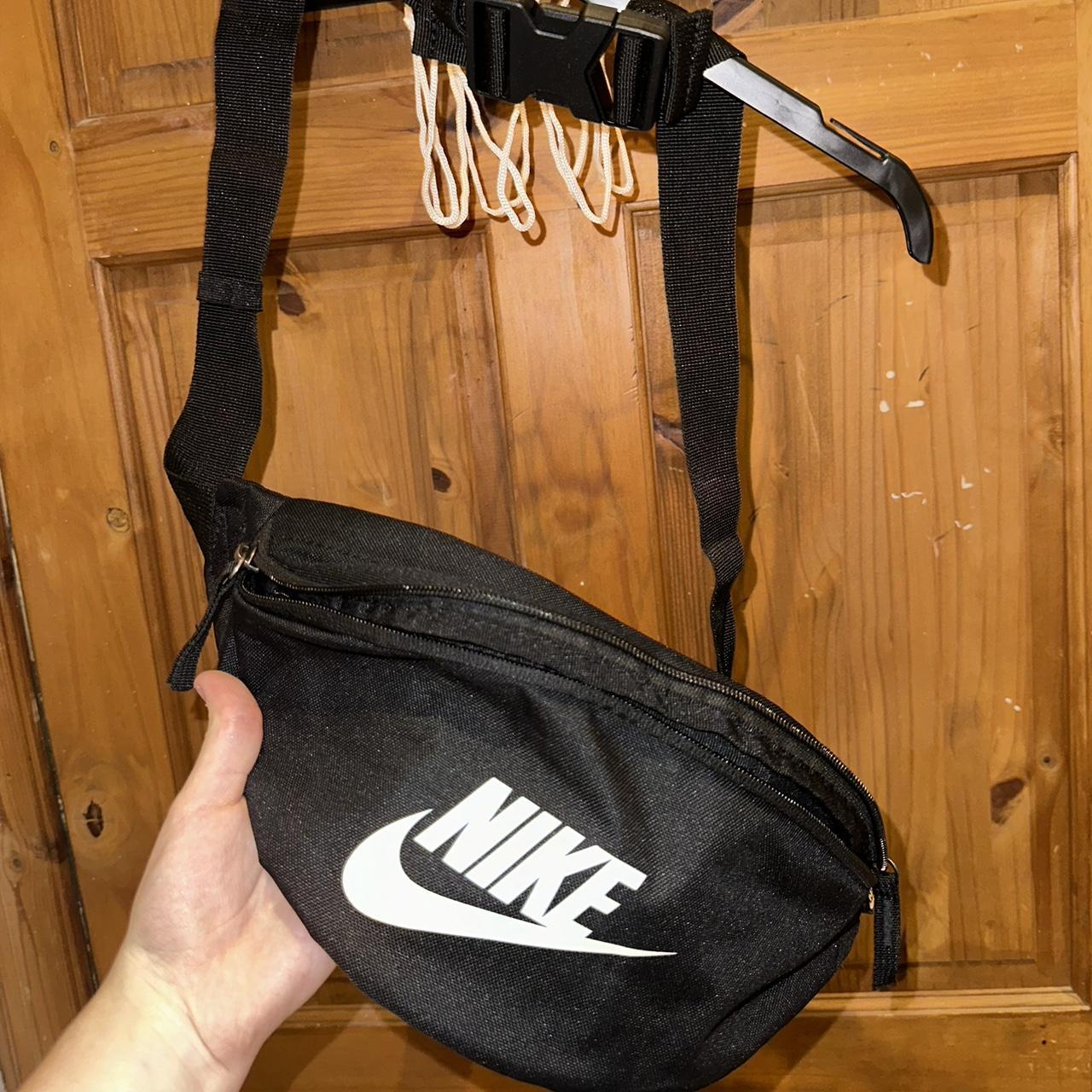 Black bum bag nike best sale