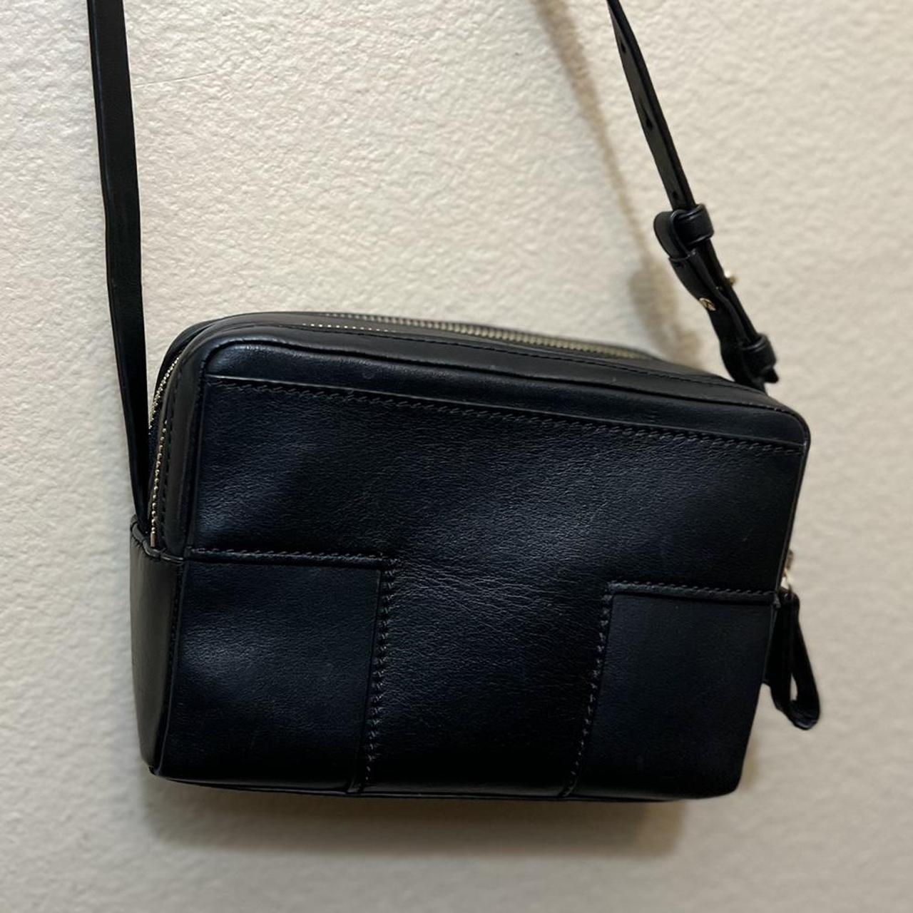 This Tory Burch purse has 2 zippers on the inside - Depop