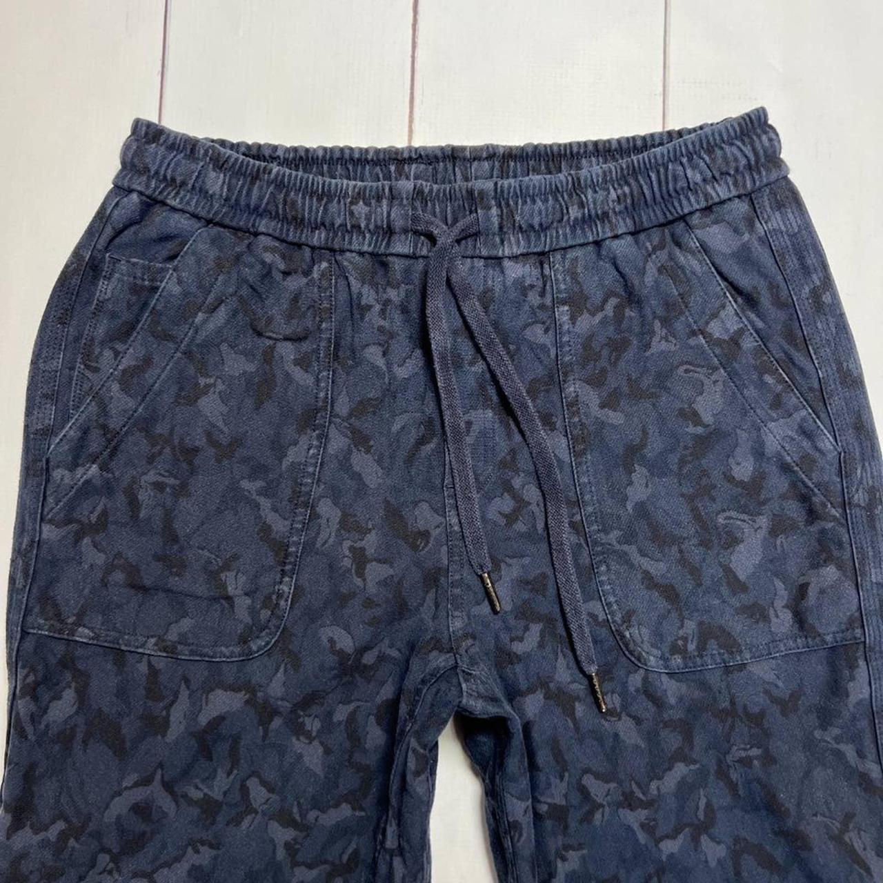 Athleta Farallon Stratum Camo Jogger Size 2 Post - Depop