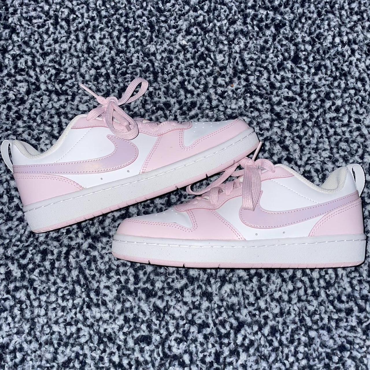 Super cute nike sneakers •pink and white •worn... - Depop