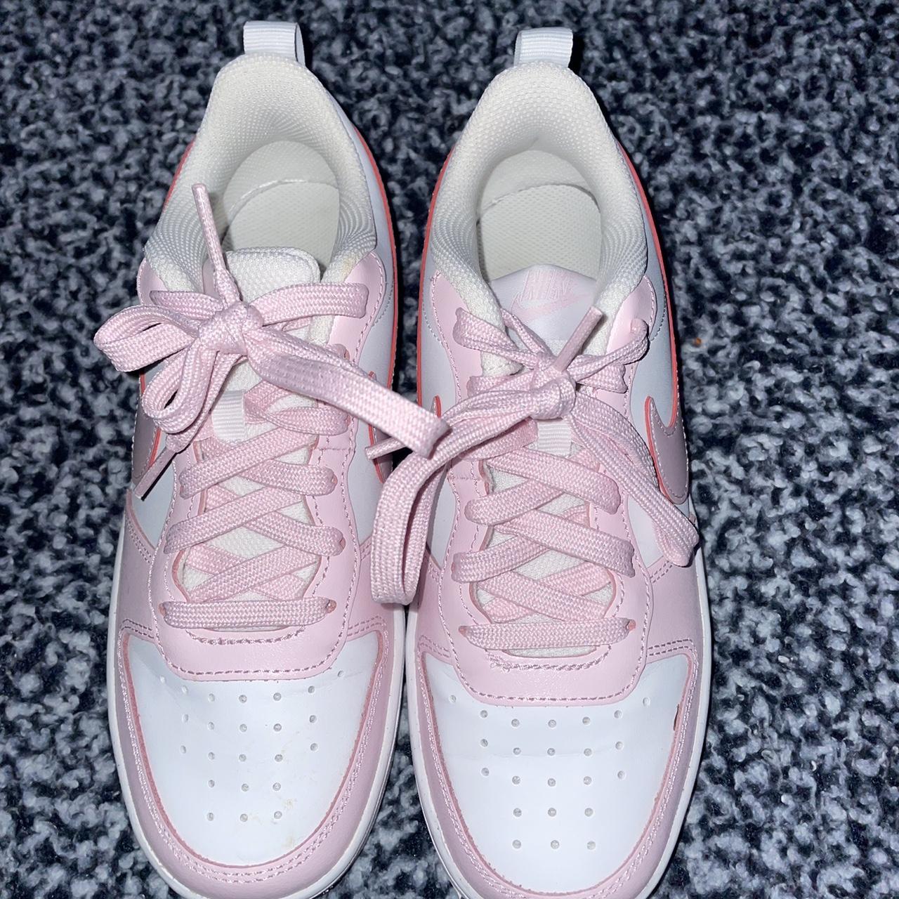 Super cute nike sneakers •pink and white •worn... - Depop