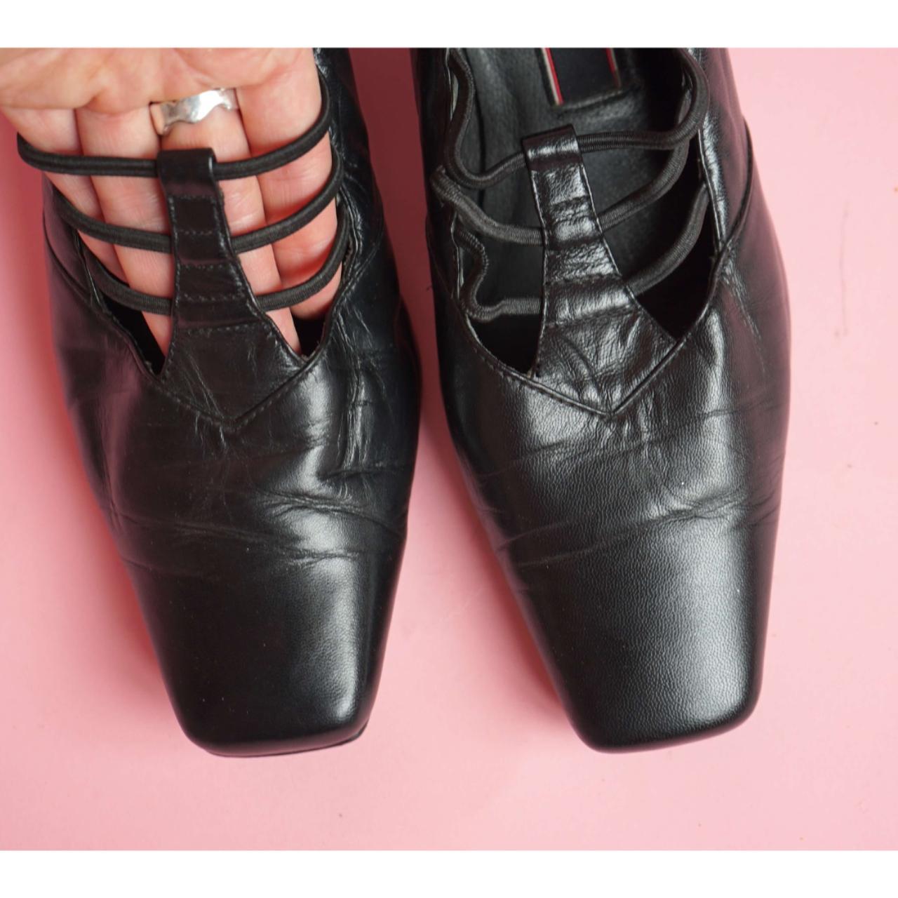 comfortable black court shoes