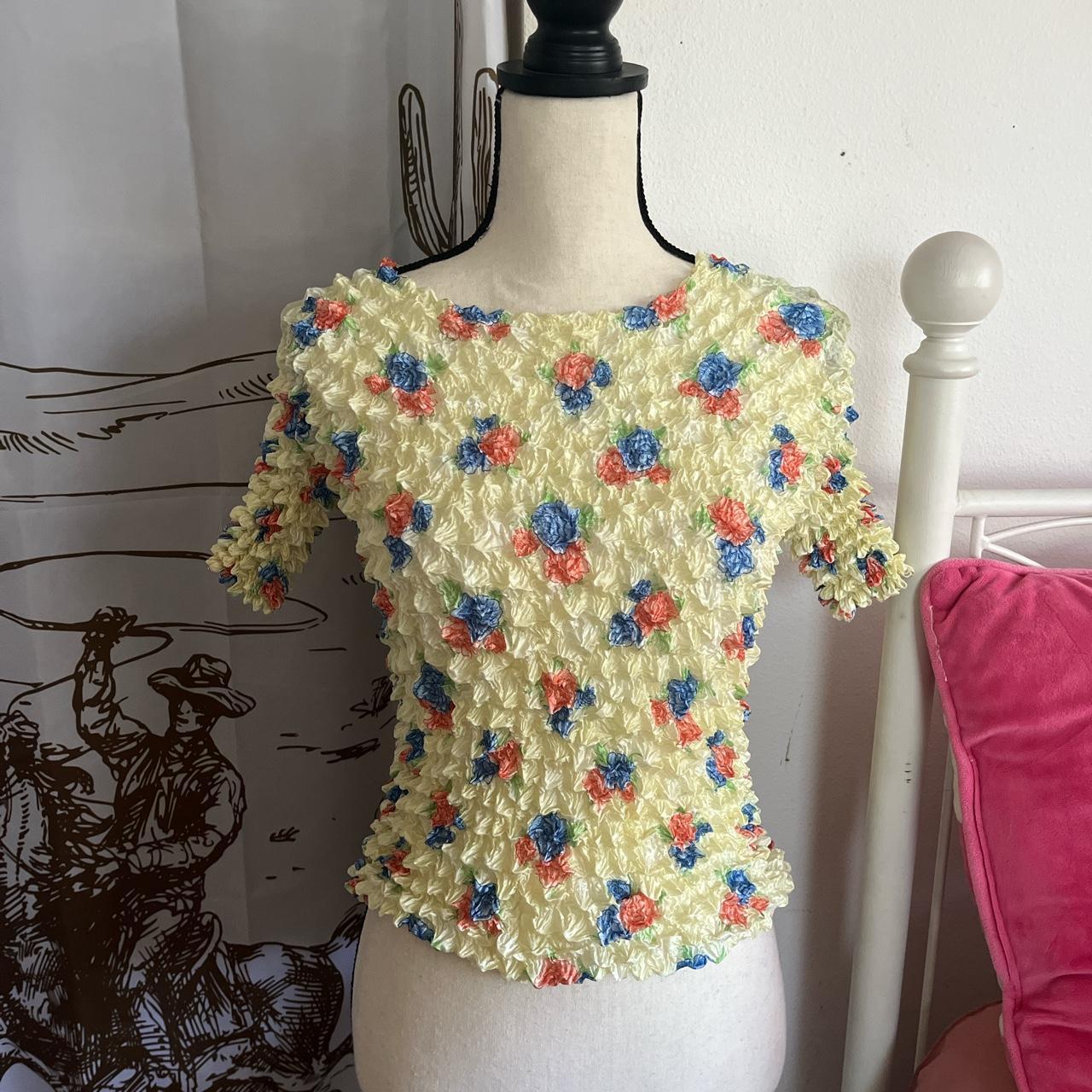 2000s scrunch shirt💐 -A Y2K staple!!! -very light | Depop