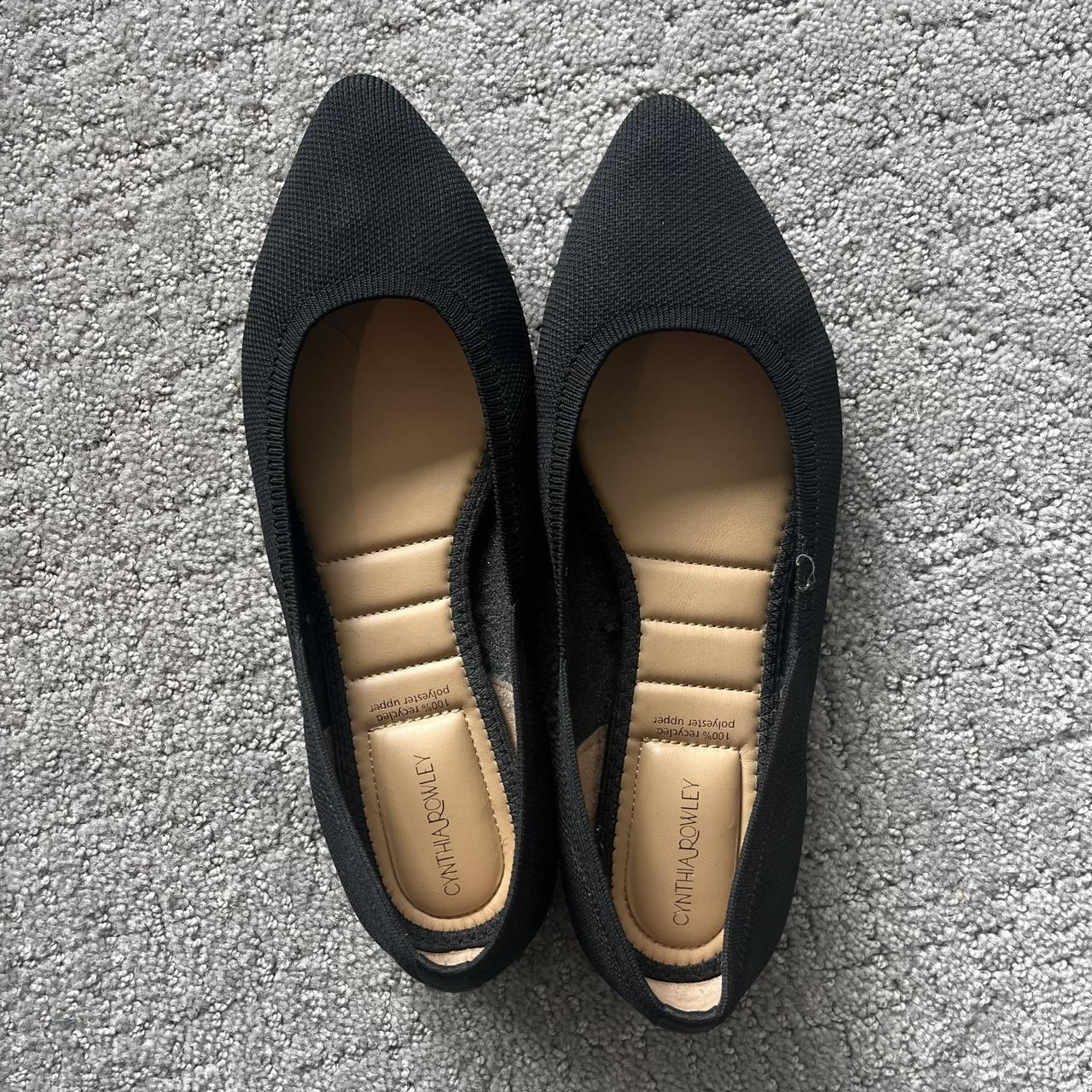 Black pointed toe cloth flats by Cynthia. Depop