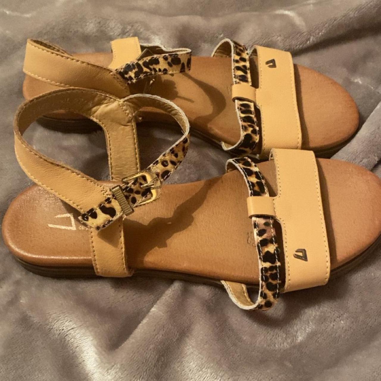 una healy chunky sandals