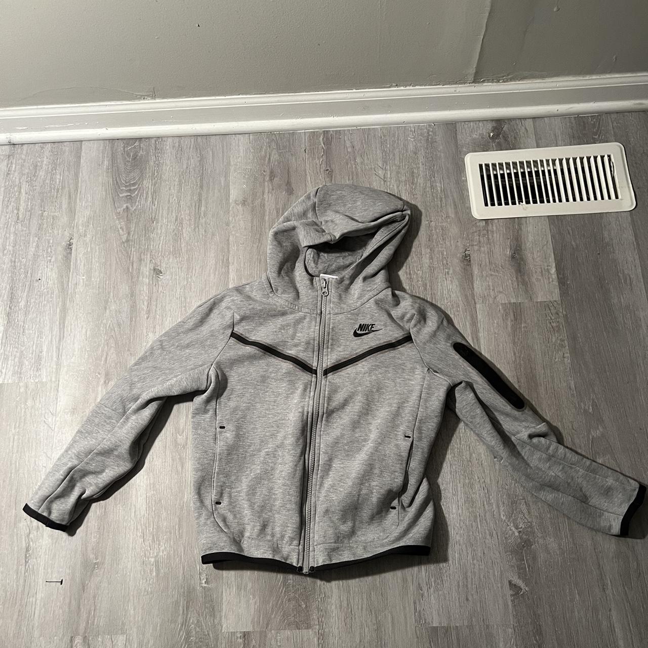 Grey Nike Tech Kids Medium Worn - Depop