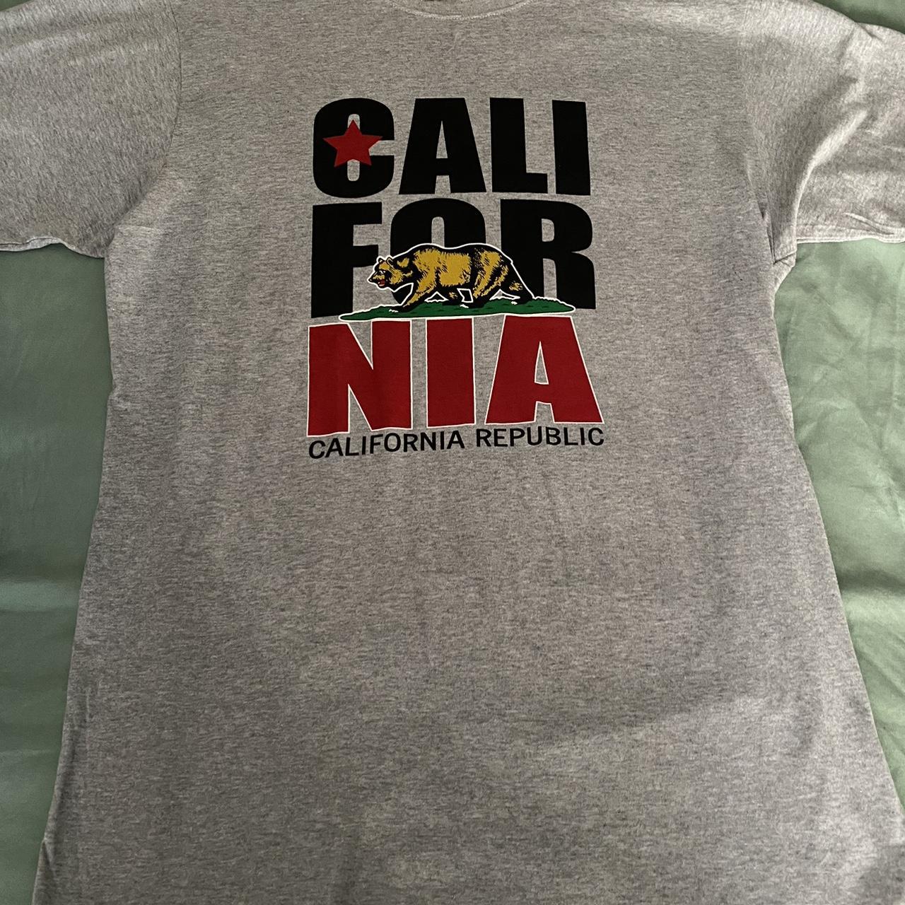 California Looks Men's Grey and Red T-shirt