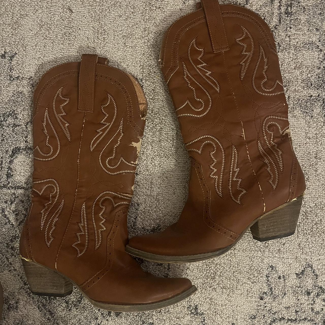 Thrifted cowgirl boots size 10 worn in but still