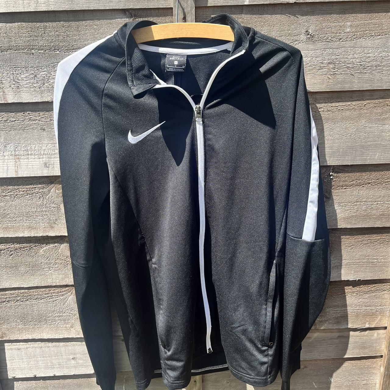 Nike jacket 7/10 condition - Depop