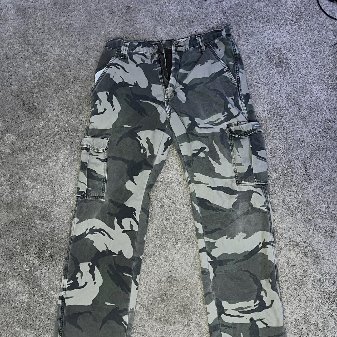 Vintage wrangler camo cargo pants in great condition... - Depop