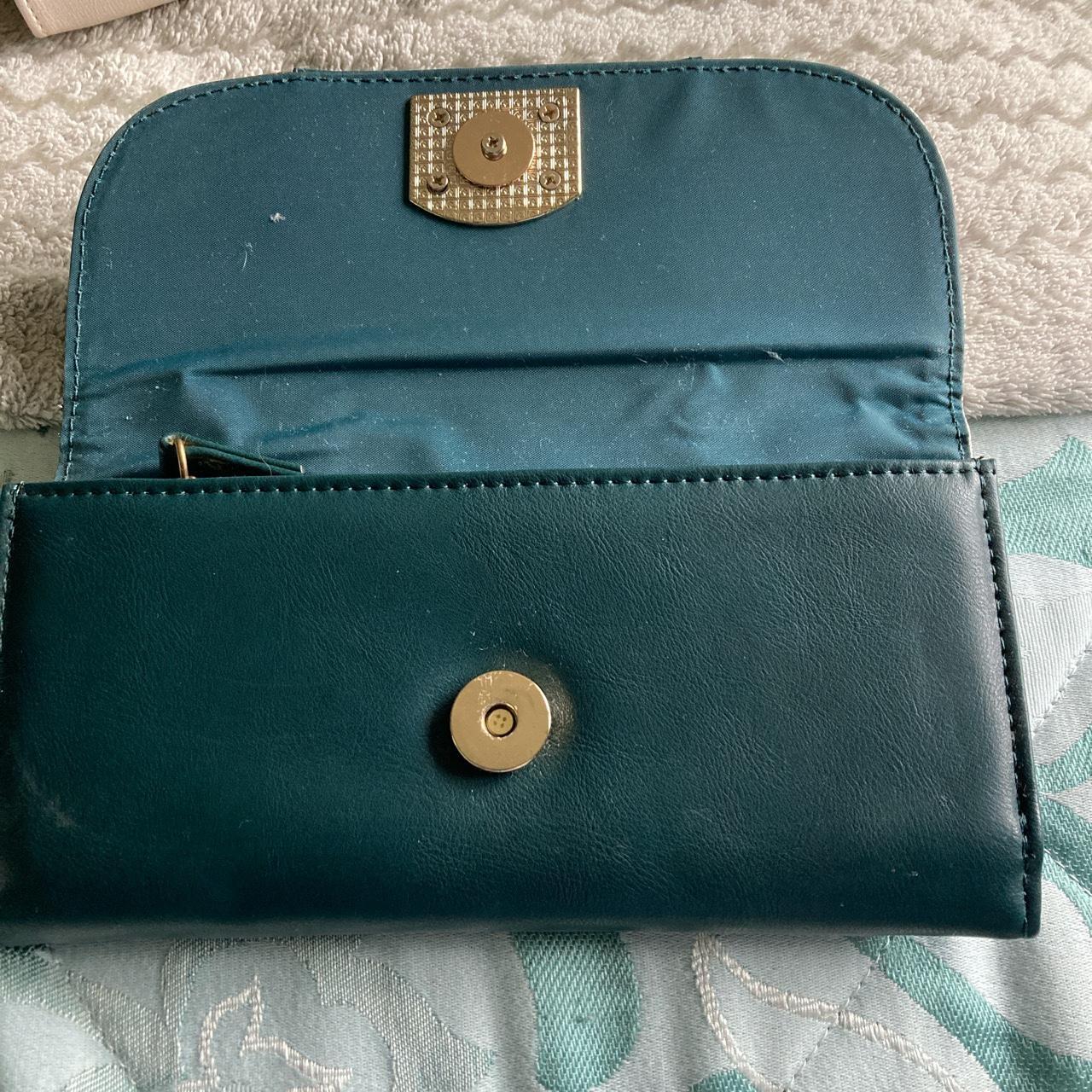 Gionni green purse with a lovely metallic design to... - Depop