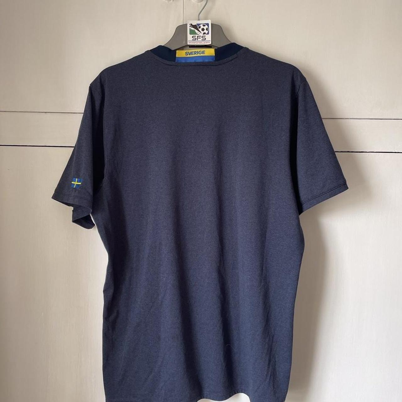 Men's Grey and Navy T-shirt | Depop