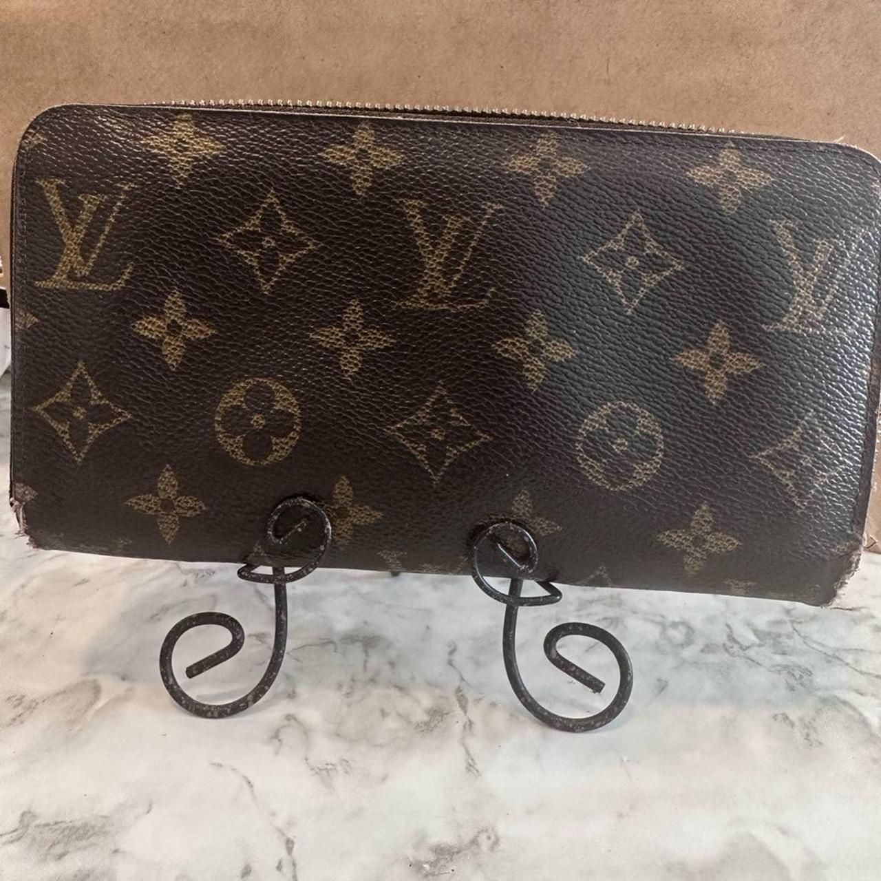 Louis Vuitton purse Broken inside zip but this - Depop