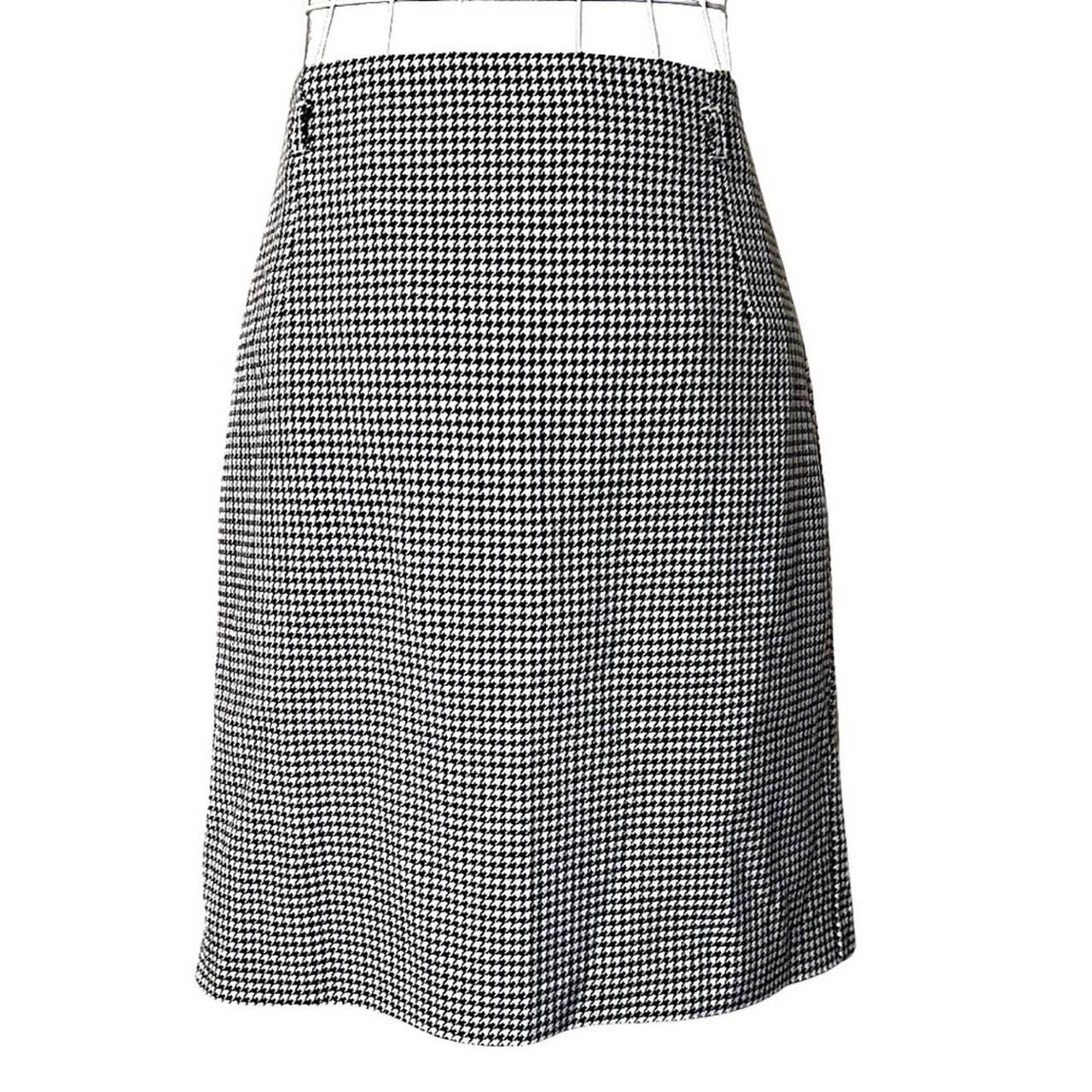 Classic houndstooth skirt by H M. In excellent Depop