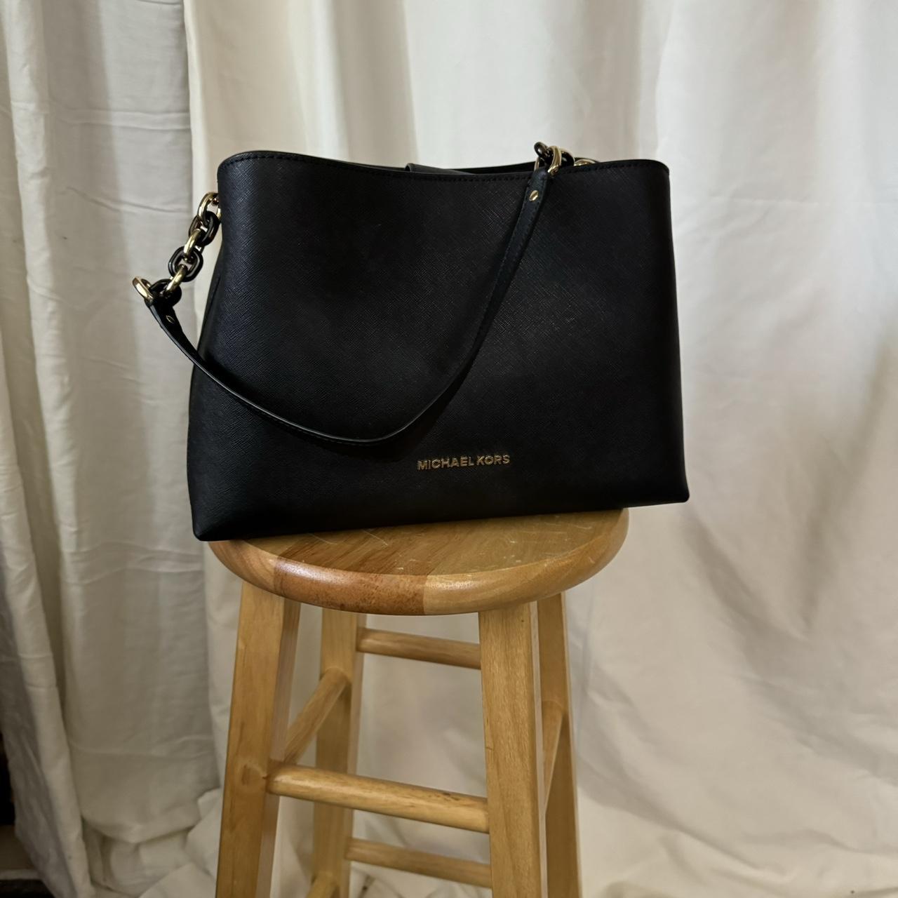 Black michael kors hotsell purse with gold chain