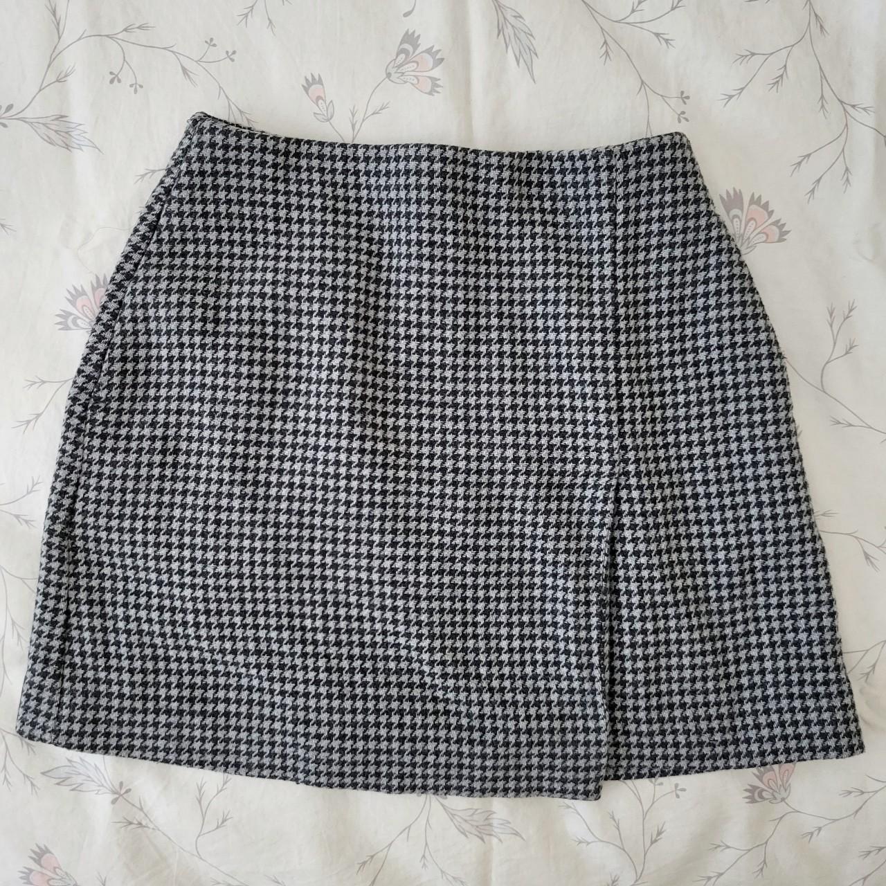 Uniqlo Tweed Style Skirt This skirt has a simple... - Depop