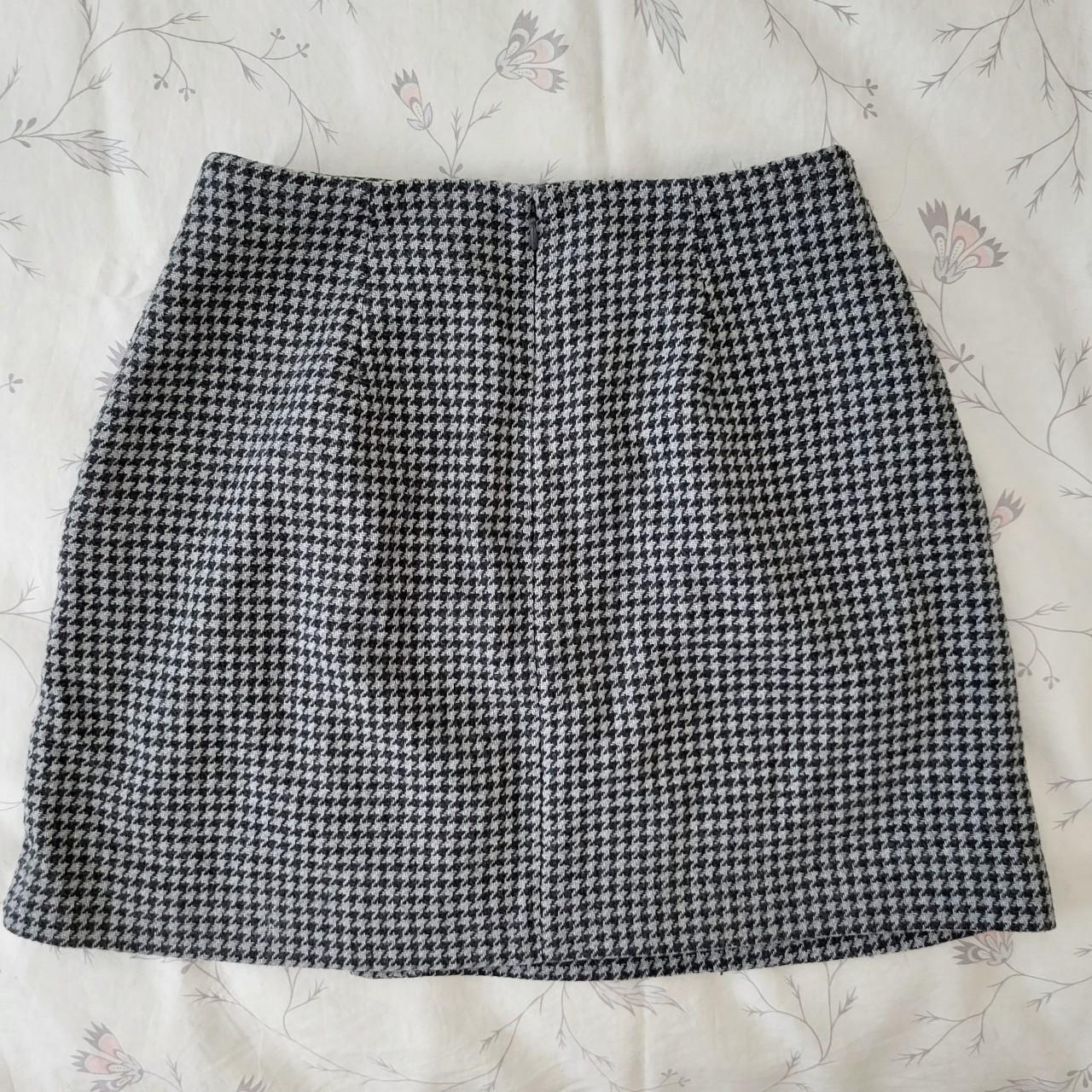 Uniqlo Tweed Style Skirt This skirt has a simple... - Depop