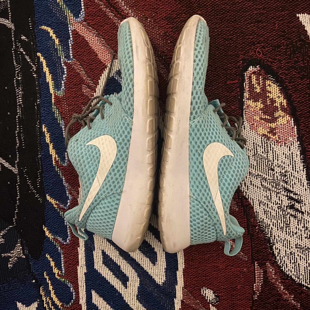 Light blue outlet roshes