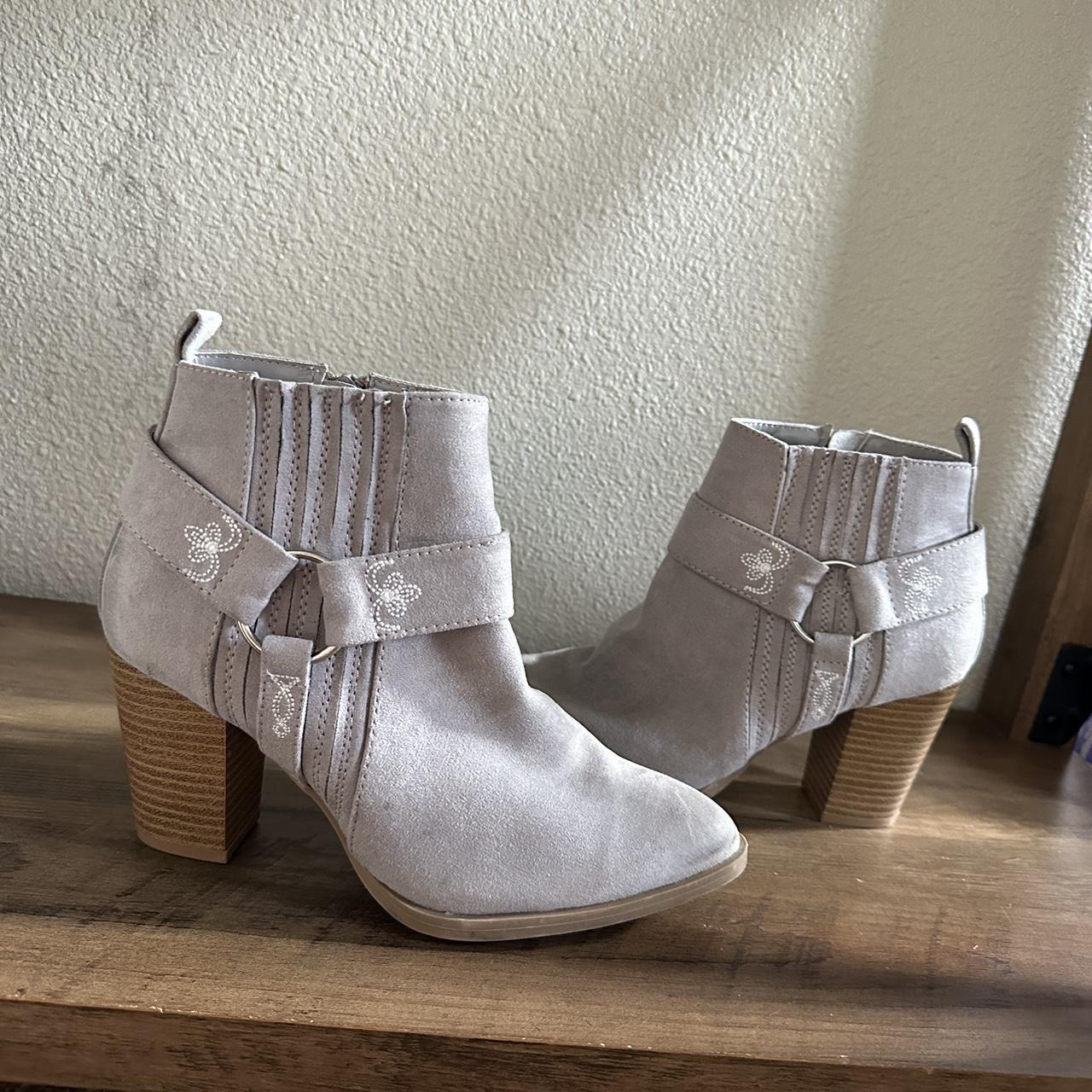 Qupid Light Grey Ankle Booties Size 6 Gently used