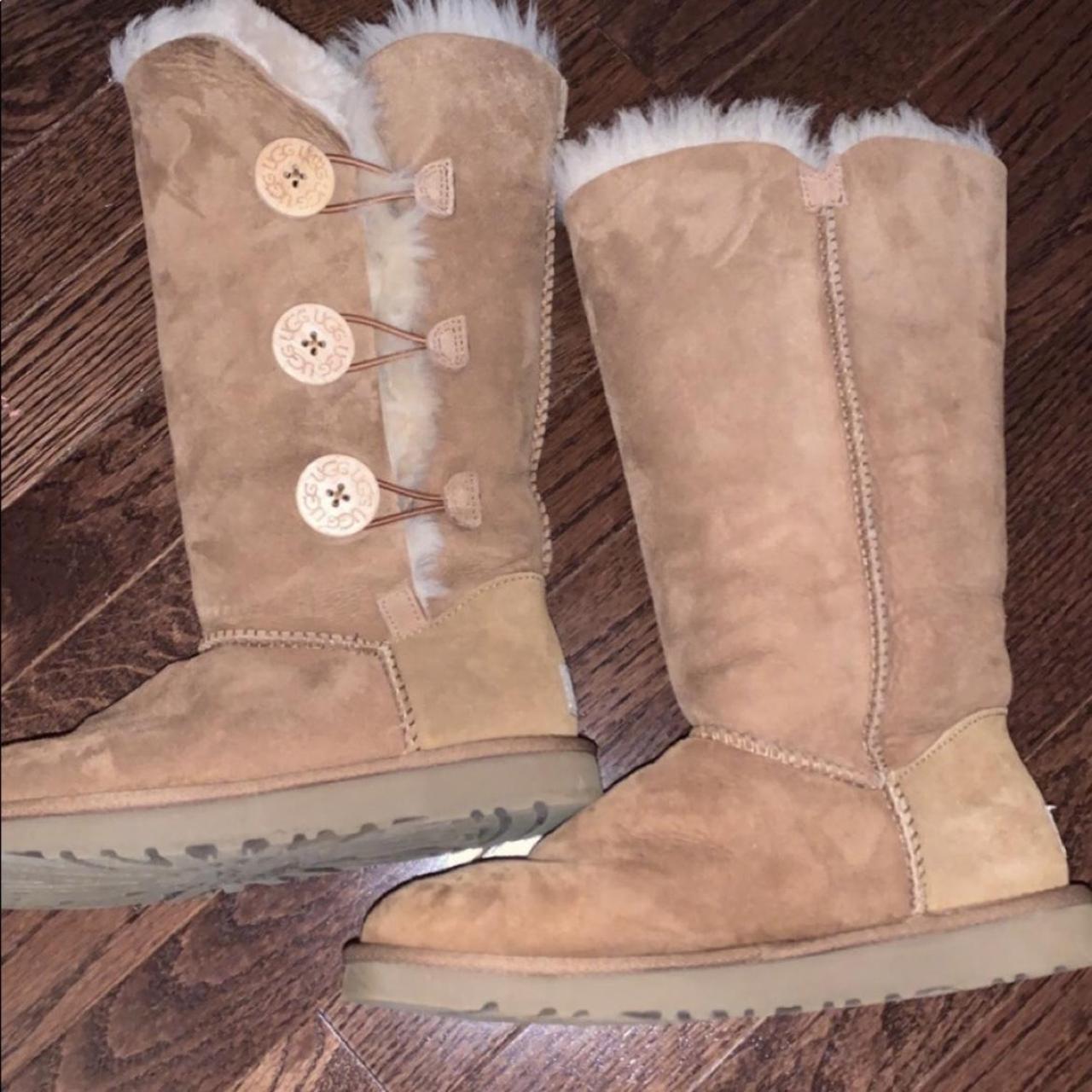 Tan bailey button deals uggs