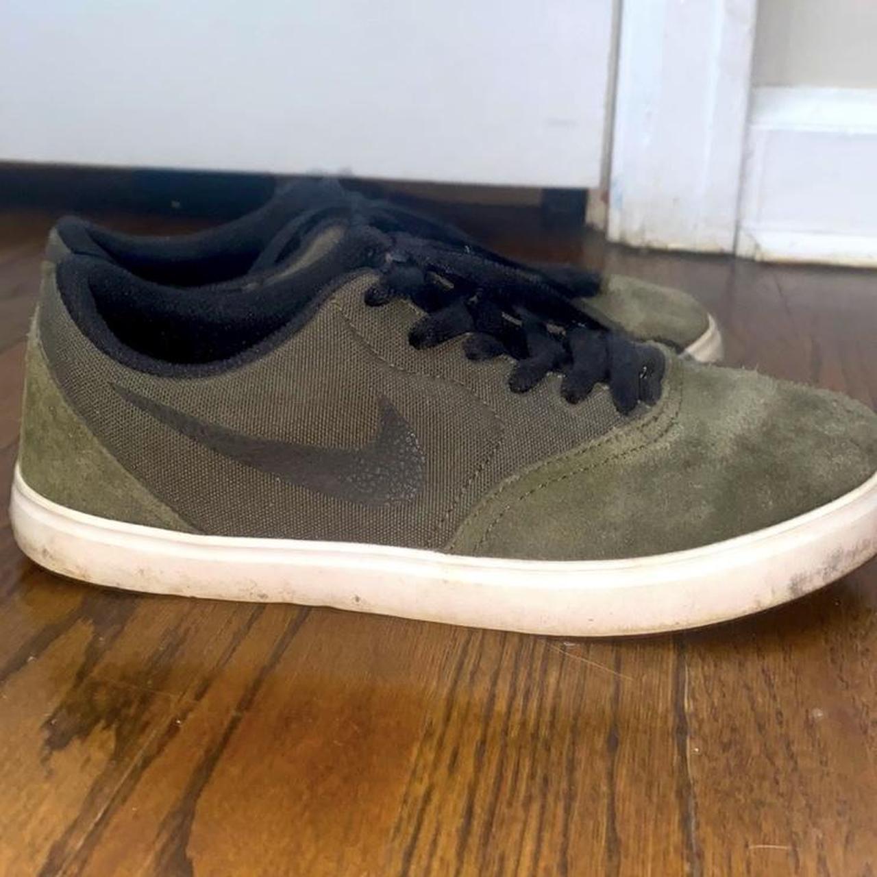 Nike Women's Green and White Trainers | Depop