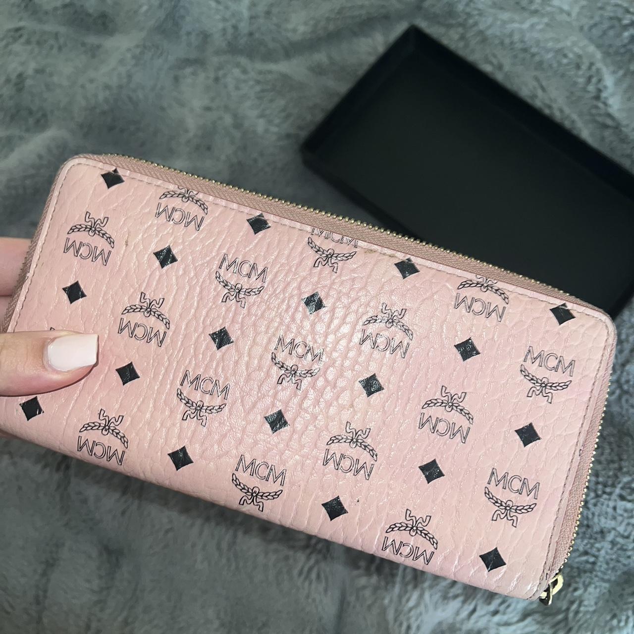 Preloved MCM Wallet Pink . Kelengkapan: wallet only Price: 900.000