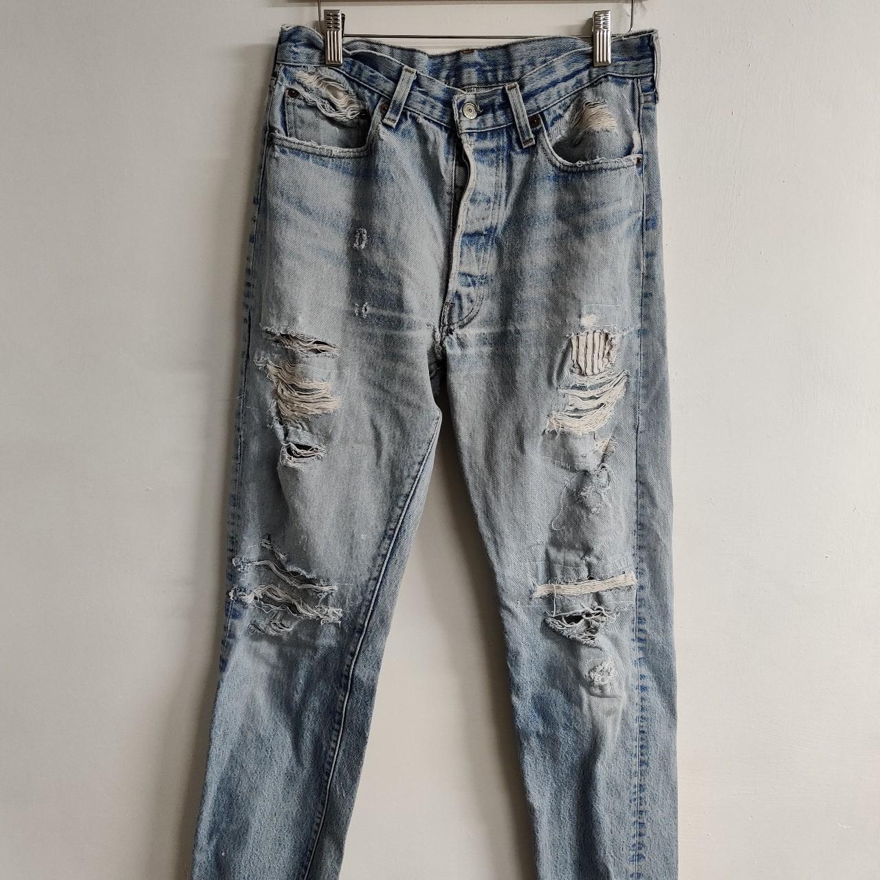 Distressed light denim Levi's jeans. 30