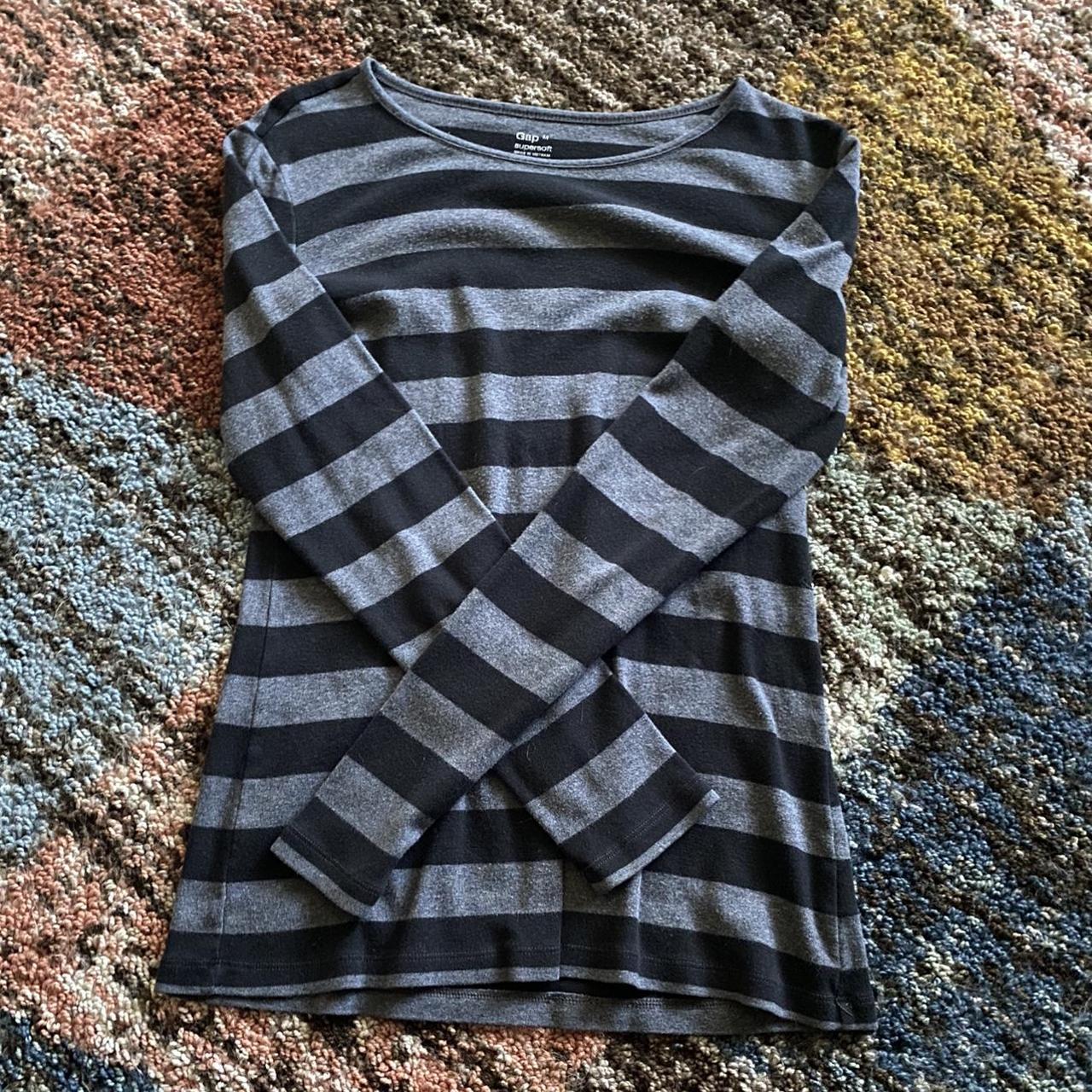 Gap Women's Black and Grey Shirt Depop