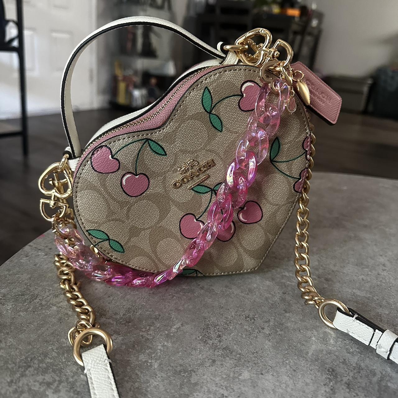 HEART COIN CASE IN SIGNATURE LEATHER (COACH - Depop