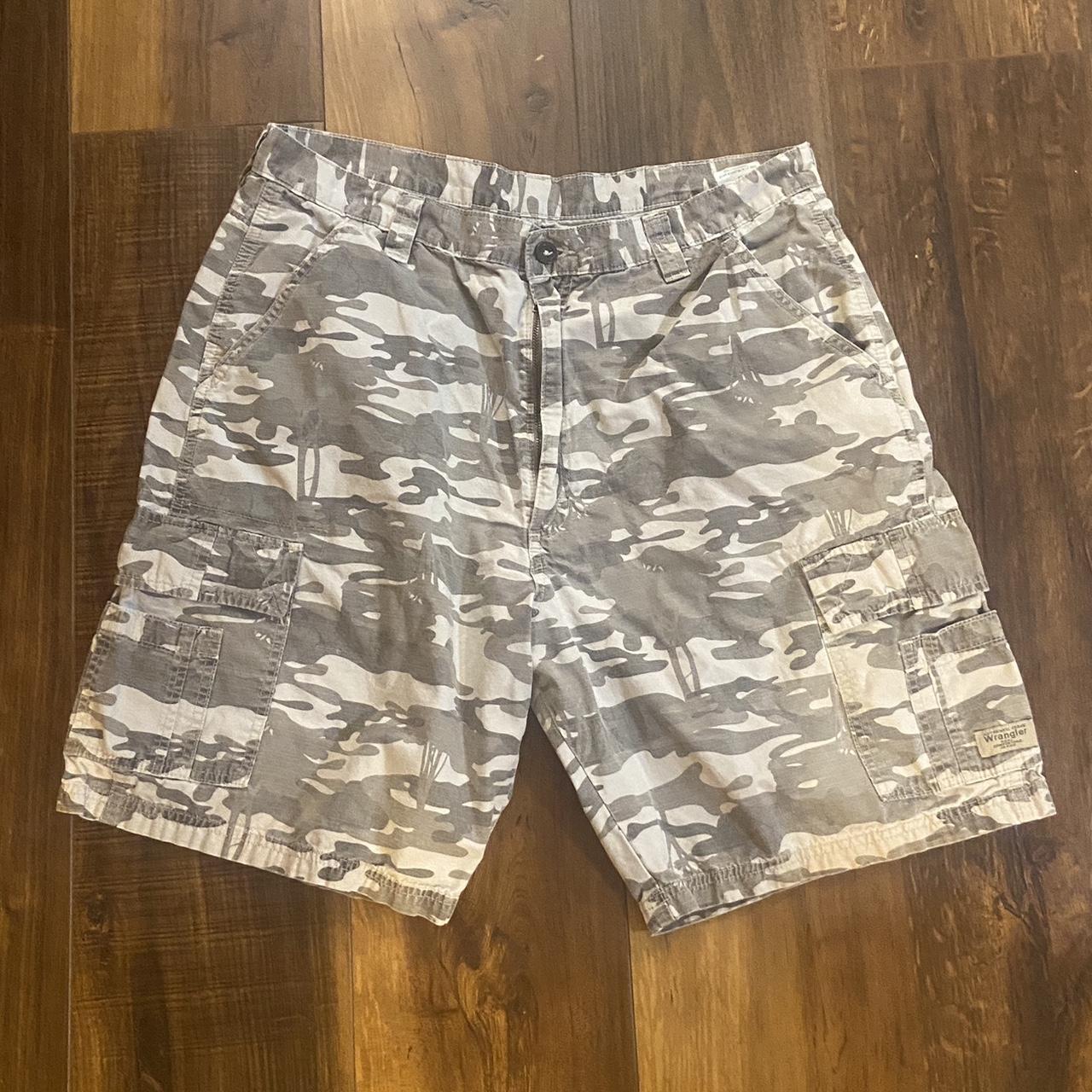 Wrangler camo cargo shorts Size 36” - Depop