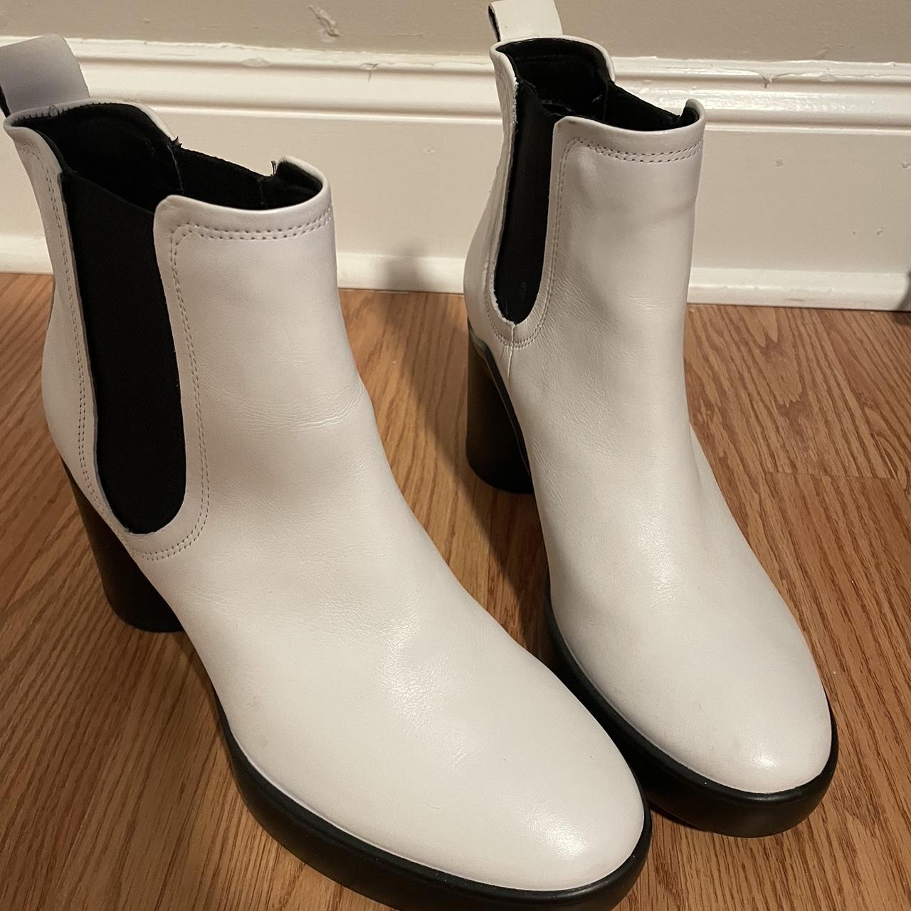 ECCO Women's White Boots Depop
