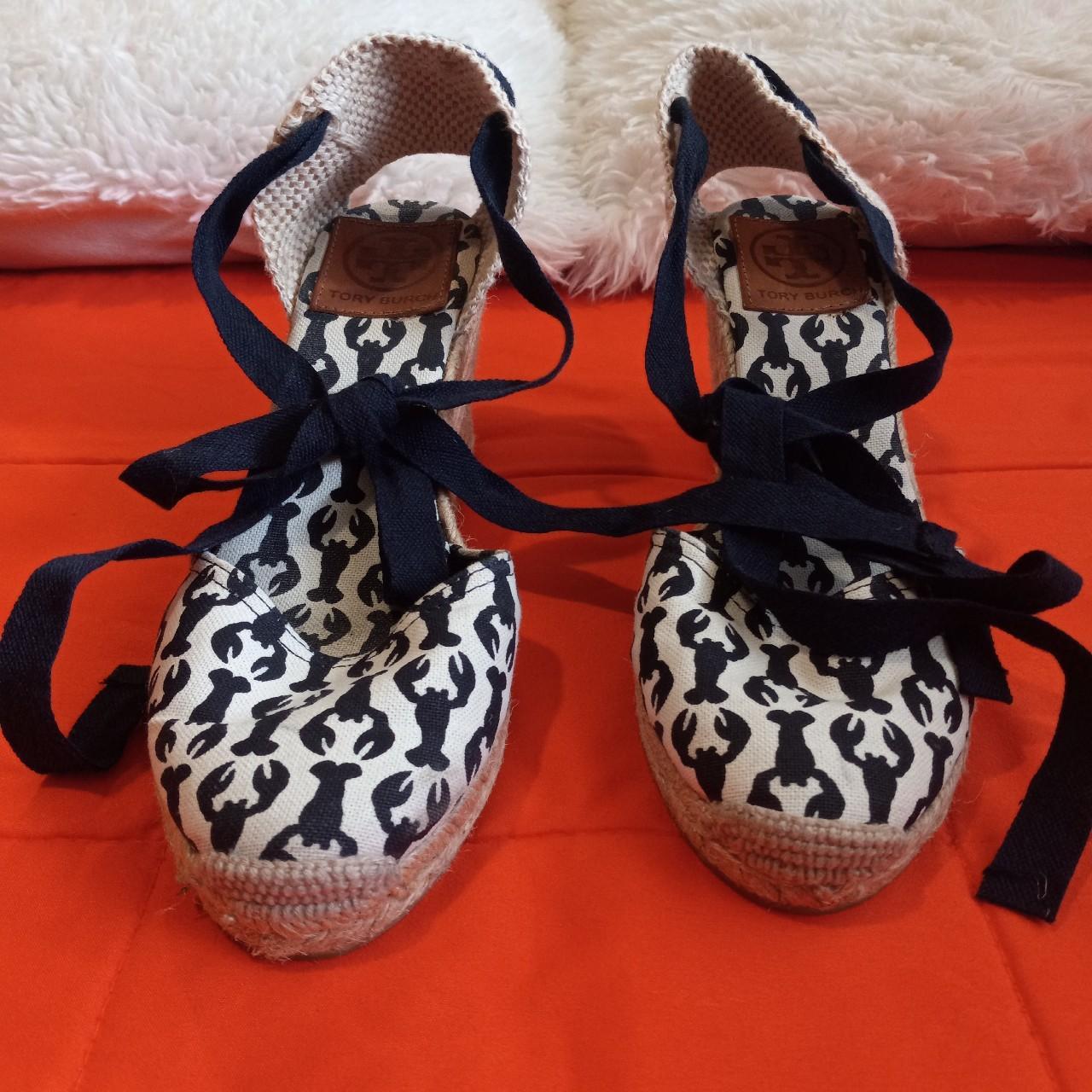 Tory burch black clearance and white flip flops