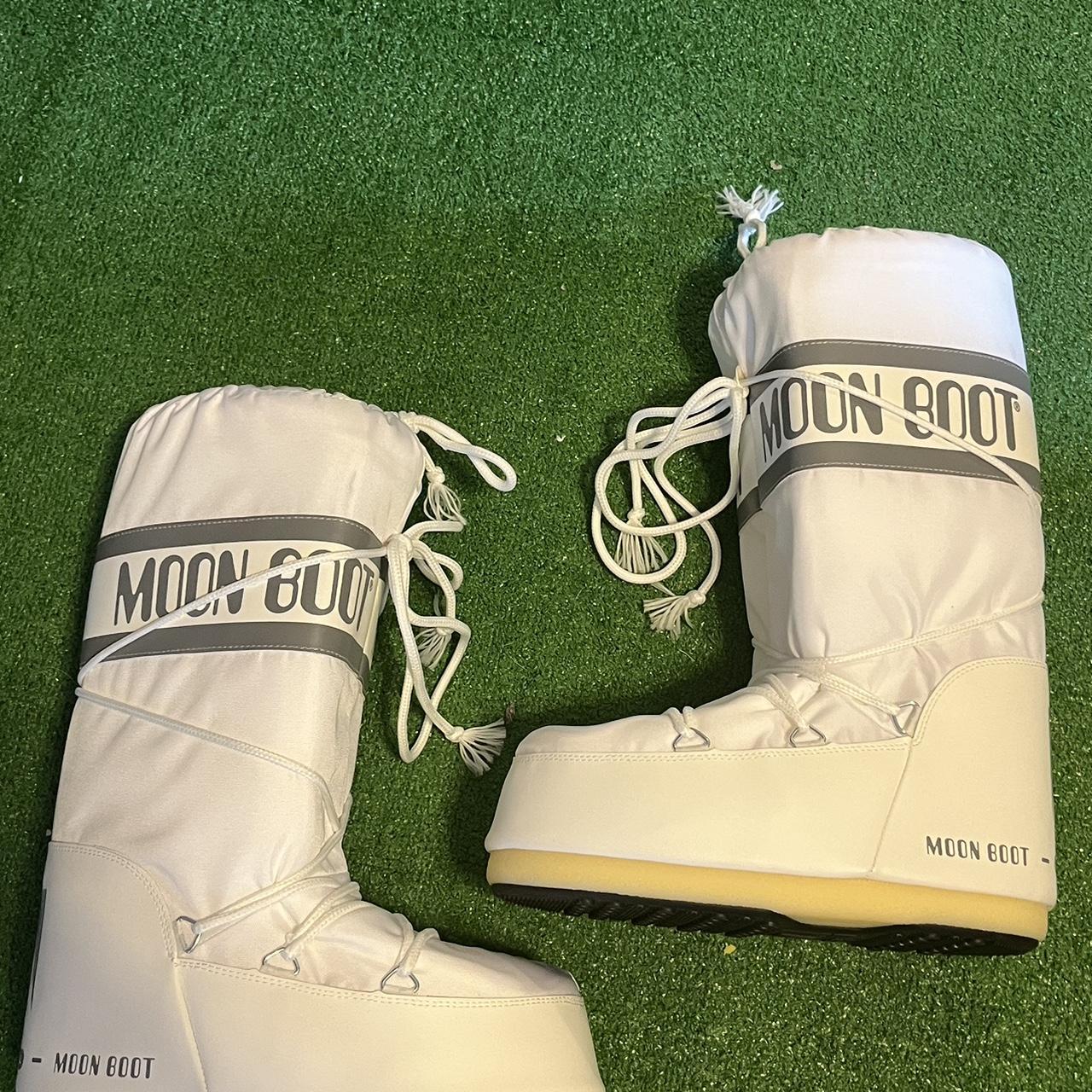 Original moon boots!!🌙 + bag ON HOLD FOR SOMEONE DO... Depop