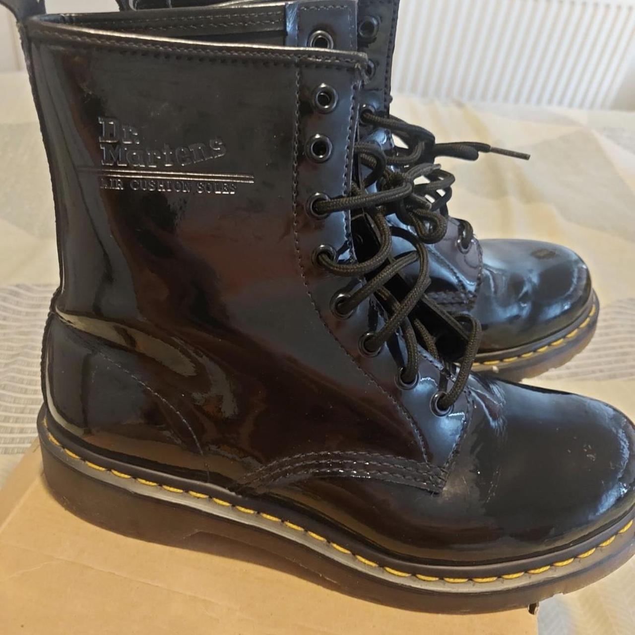 Dr martens black serena 8 eye hot sale ii boots