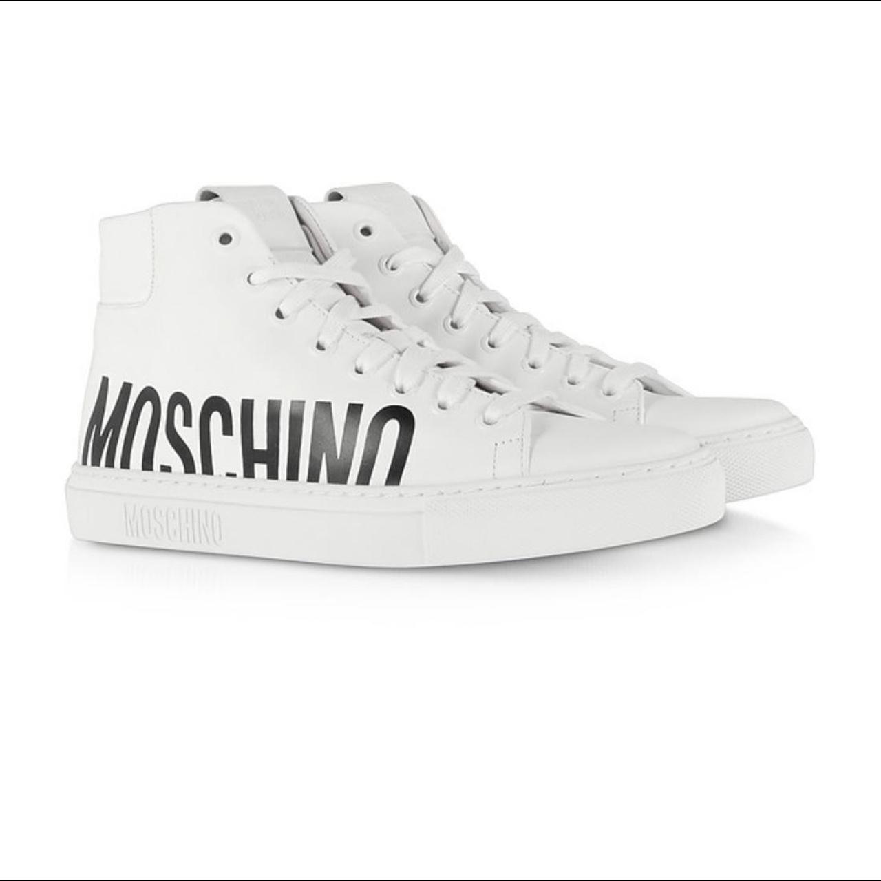 【関税込み】Moschino ホワイト Maxi Logo スニーカー Moschinoのホワイト Maxi Logo スニーカーがセール中