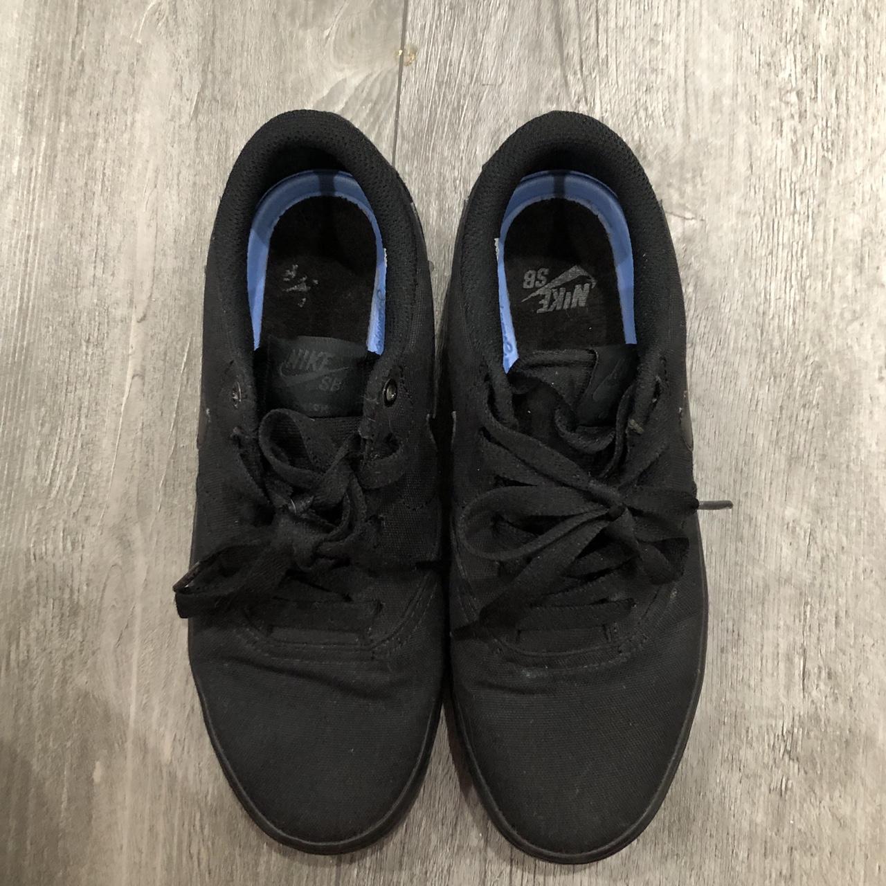 black low top nikes