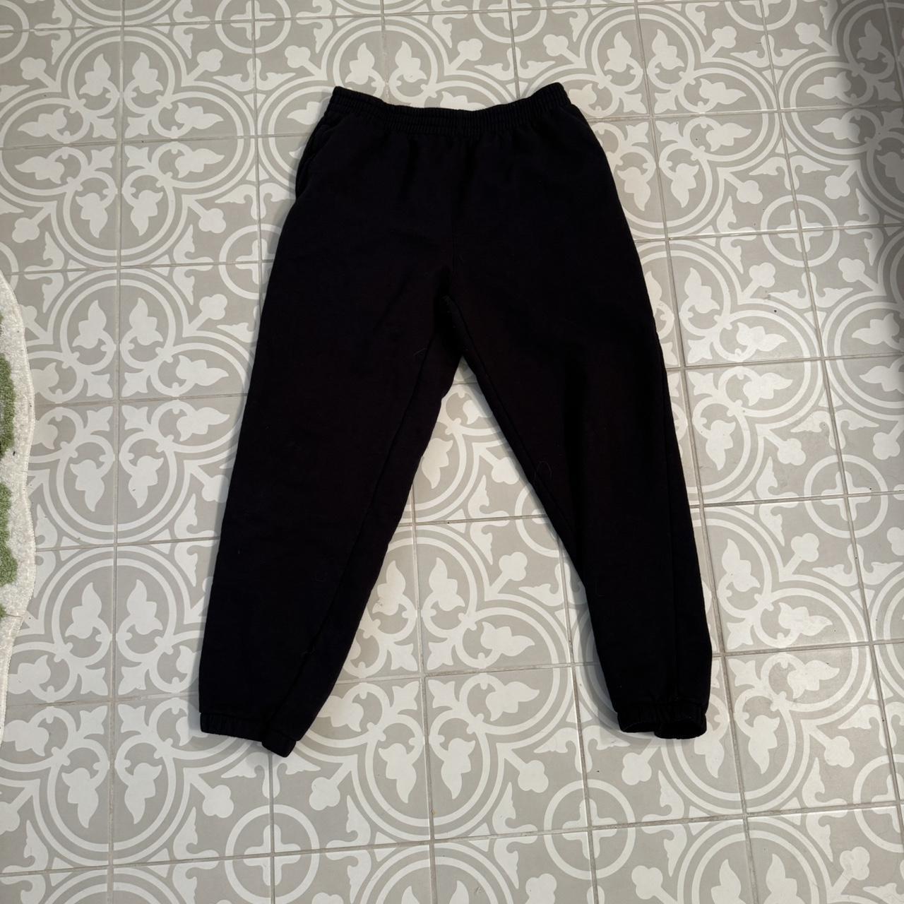 Hanes cropped sweatpants with front pockets & - Depop