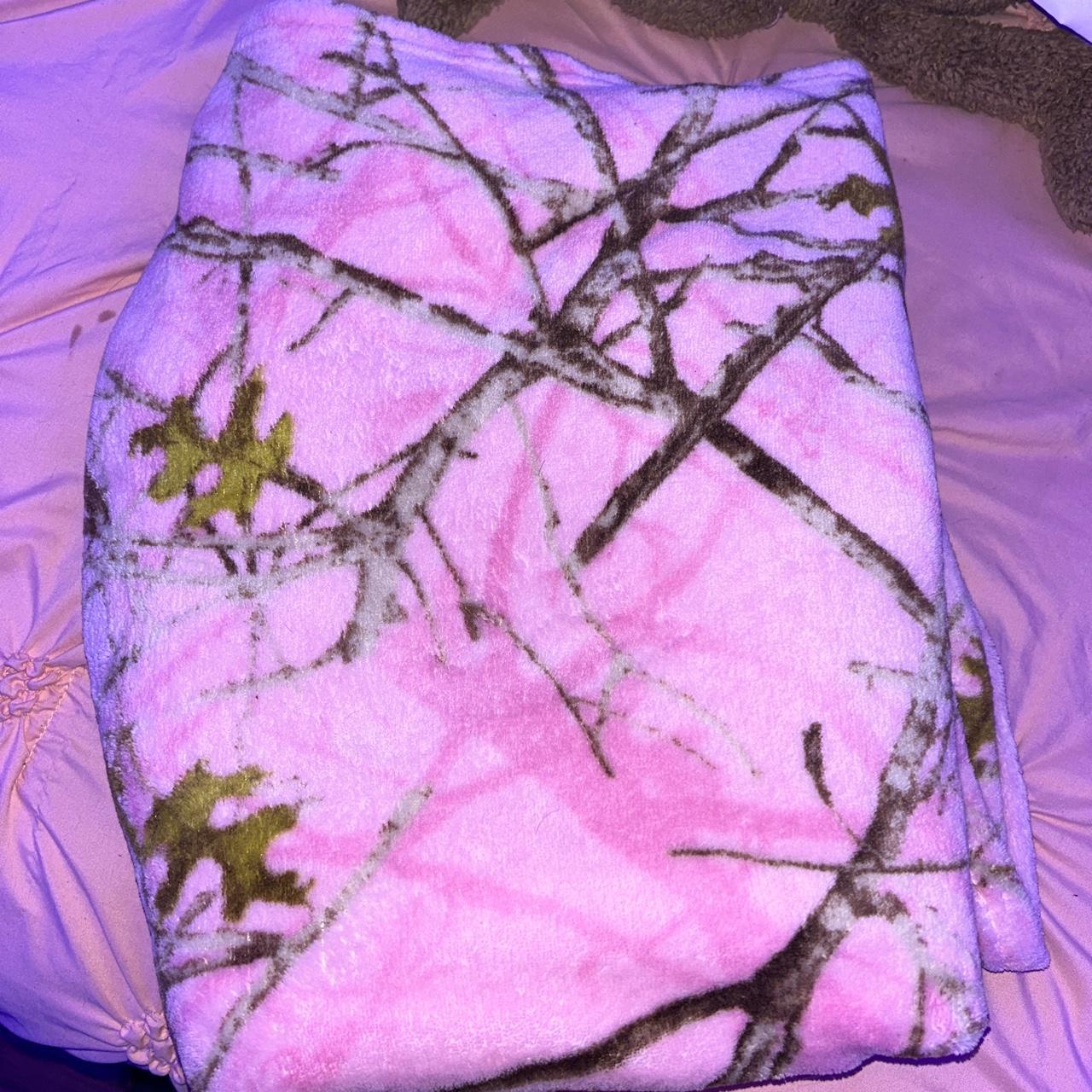 Pink camo blanket! Msg me with questions I Depop