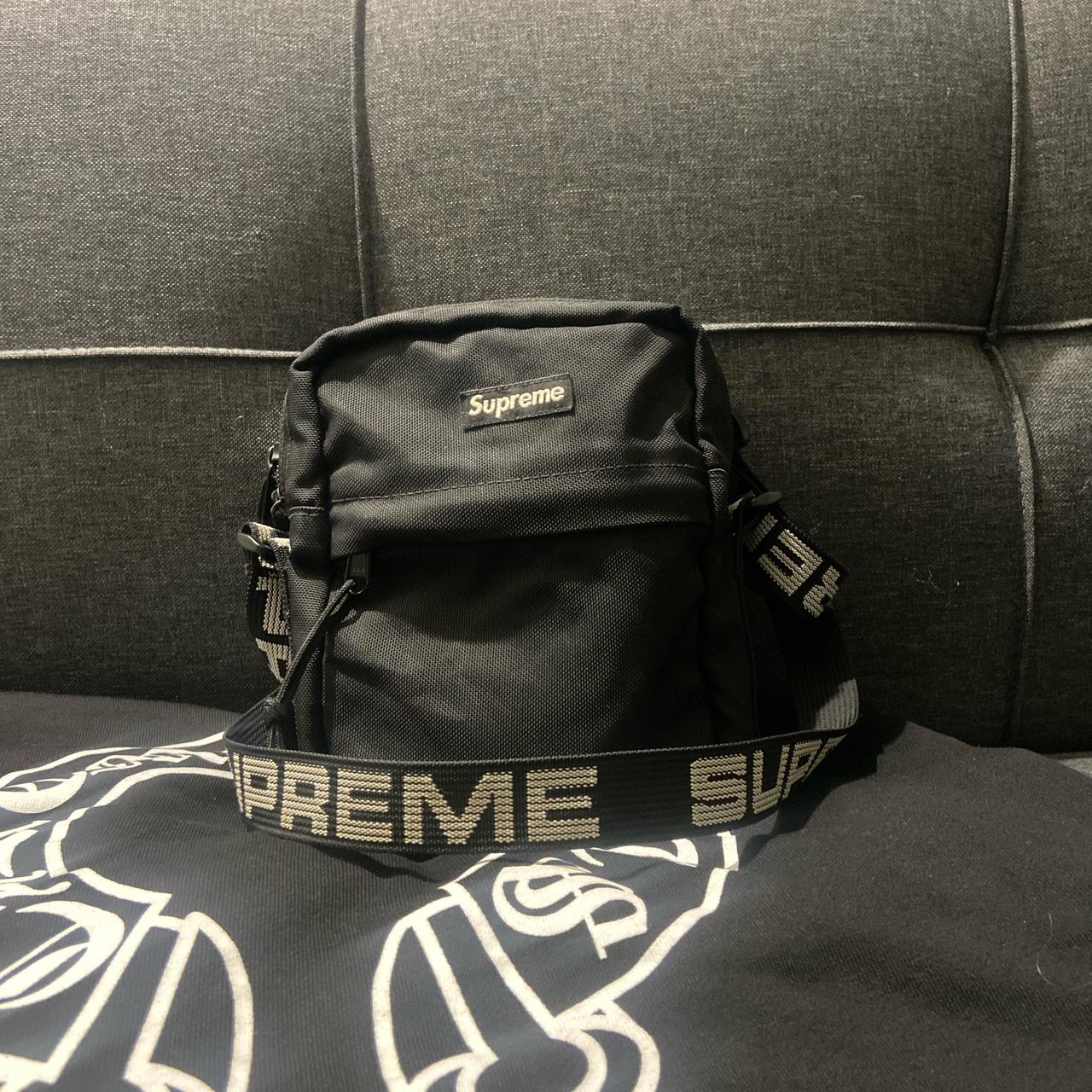 AUTHENTIC Supreme shoulder