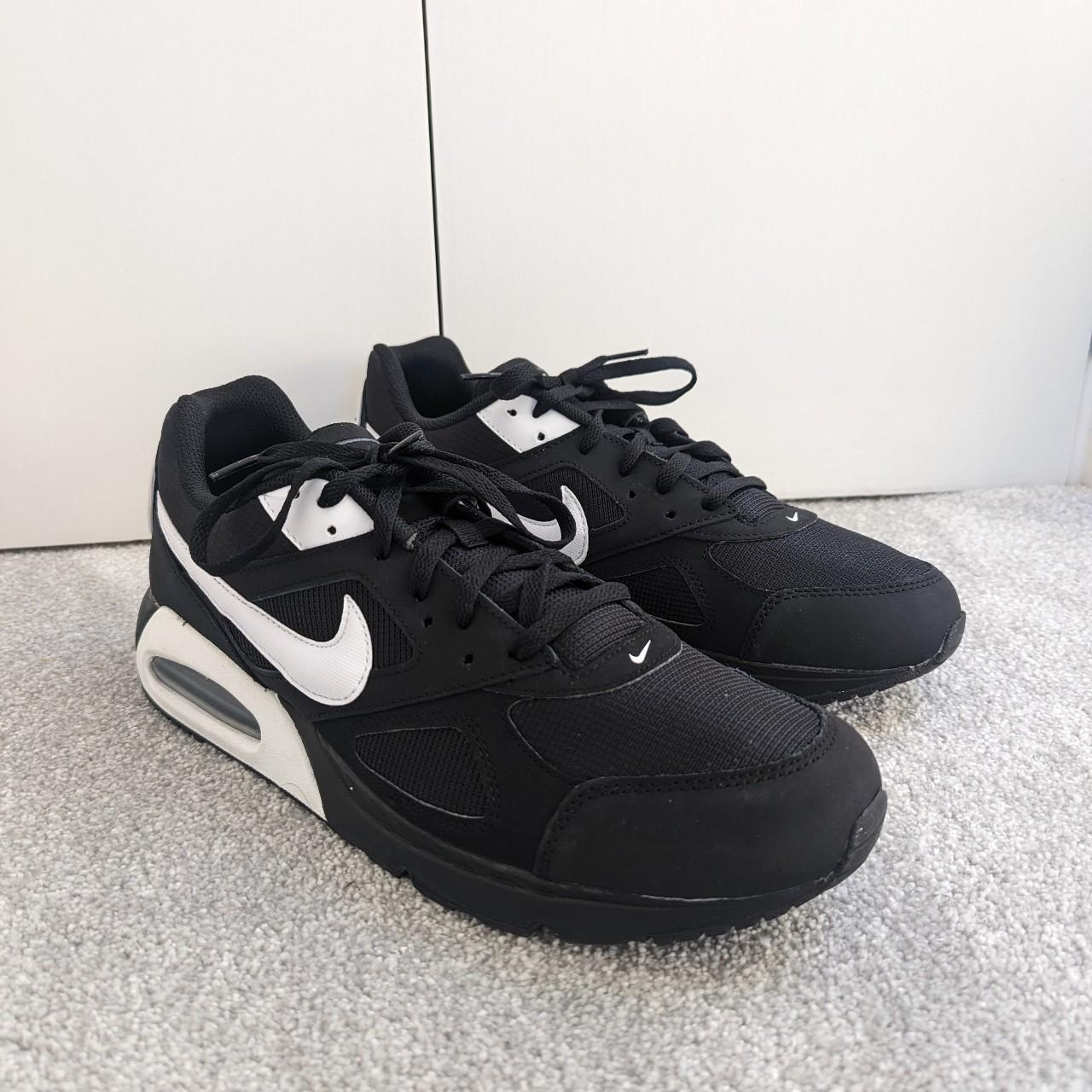 Nike air max on sale ivo black and white