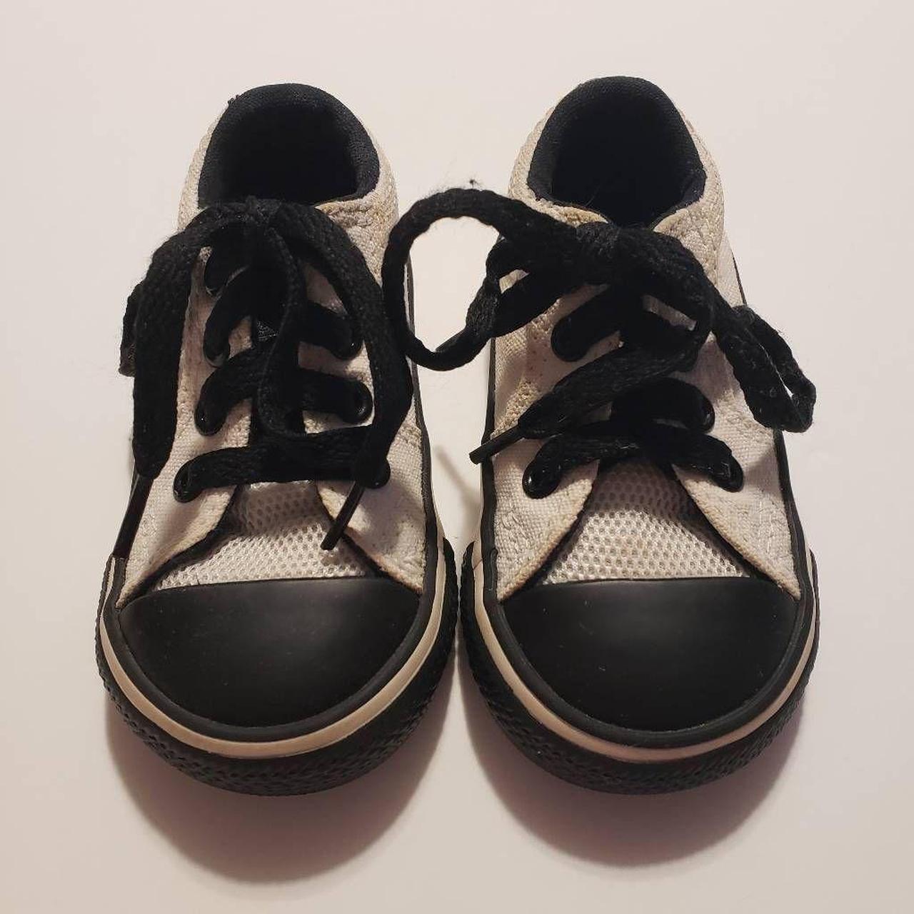 Size 4 converse baby on sale shoes