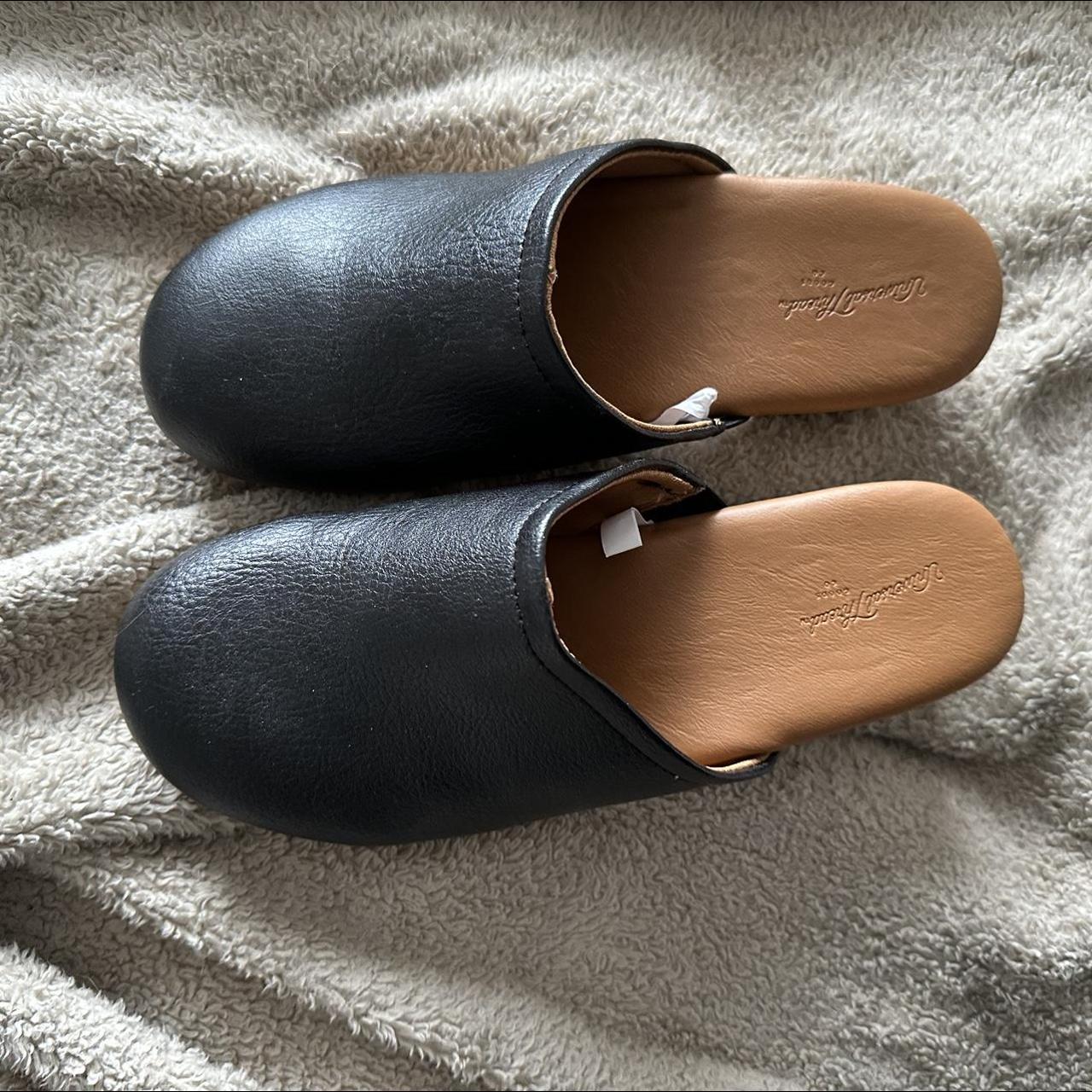Universal Thread Women's Black and Brown Clogs (2)