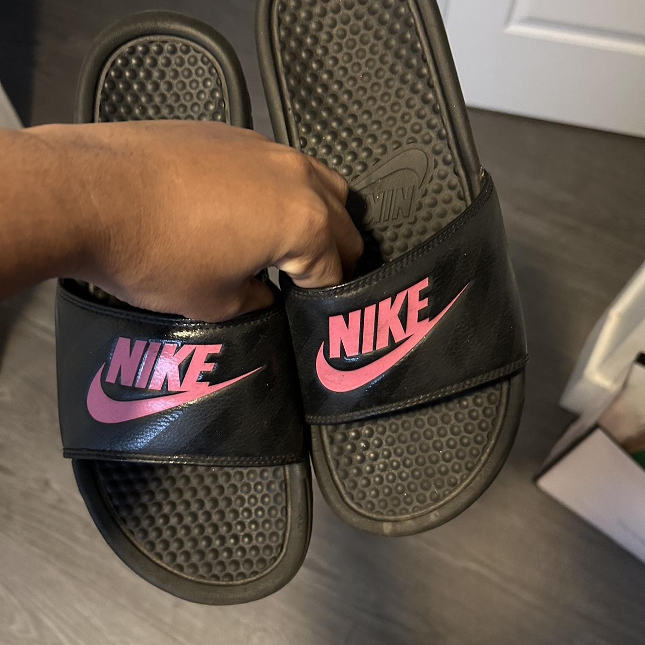 Black and discount pink nike slides