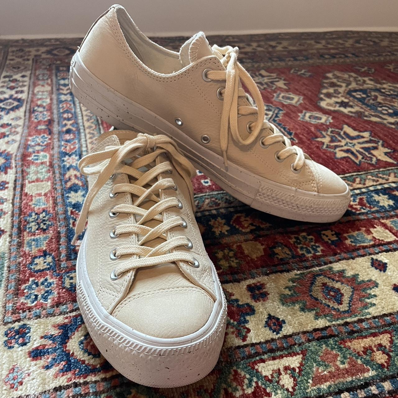 Tan low top store converse