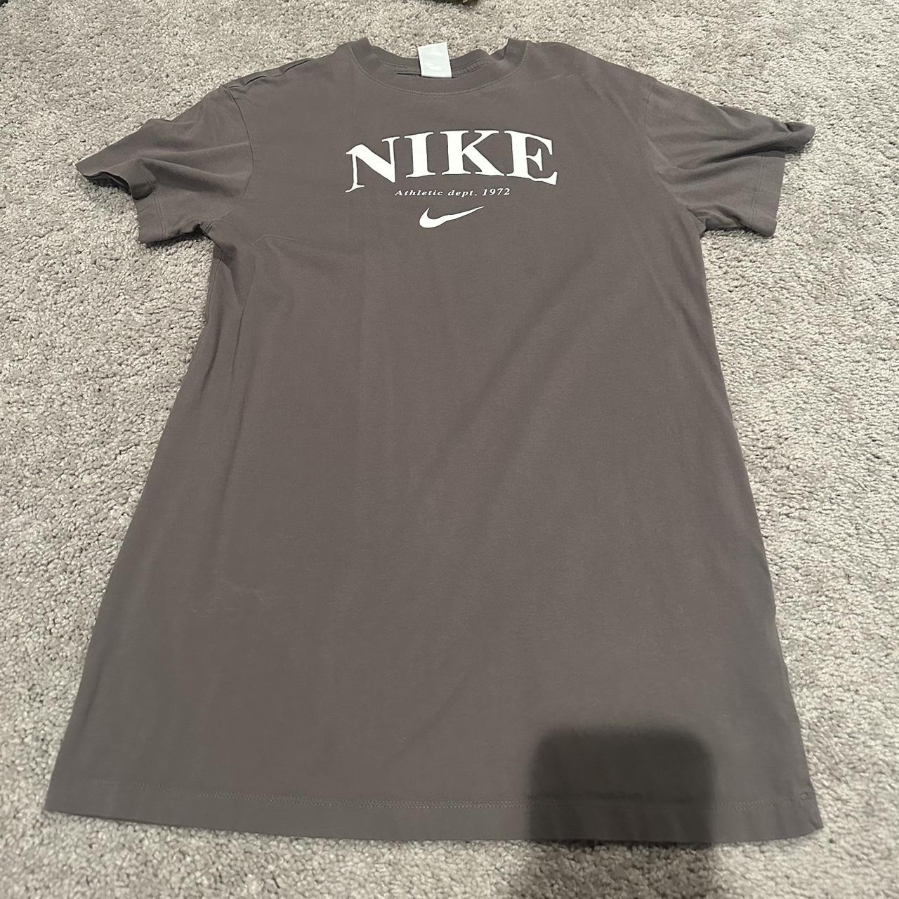 womens gray nike shirt